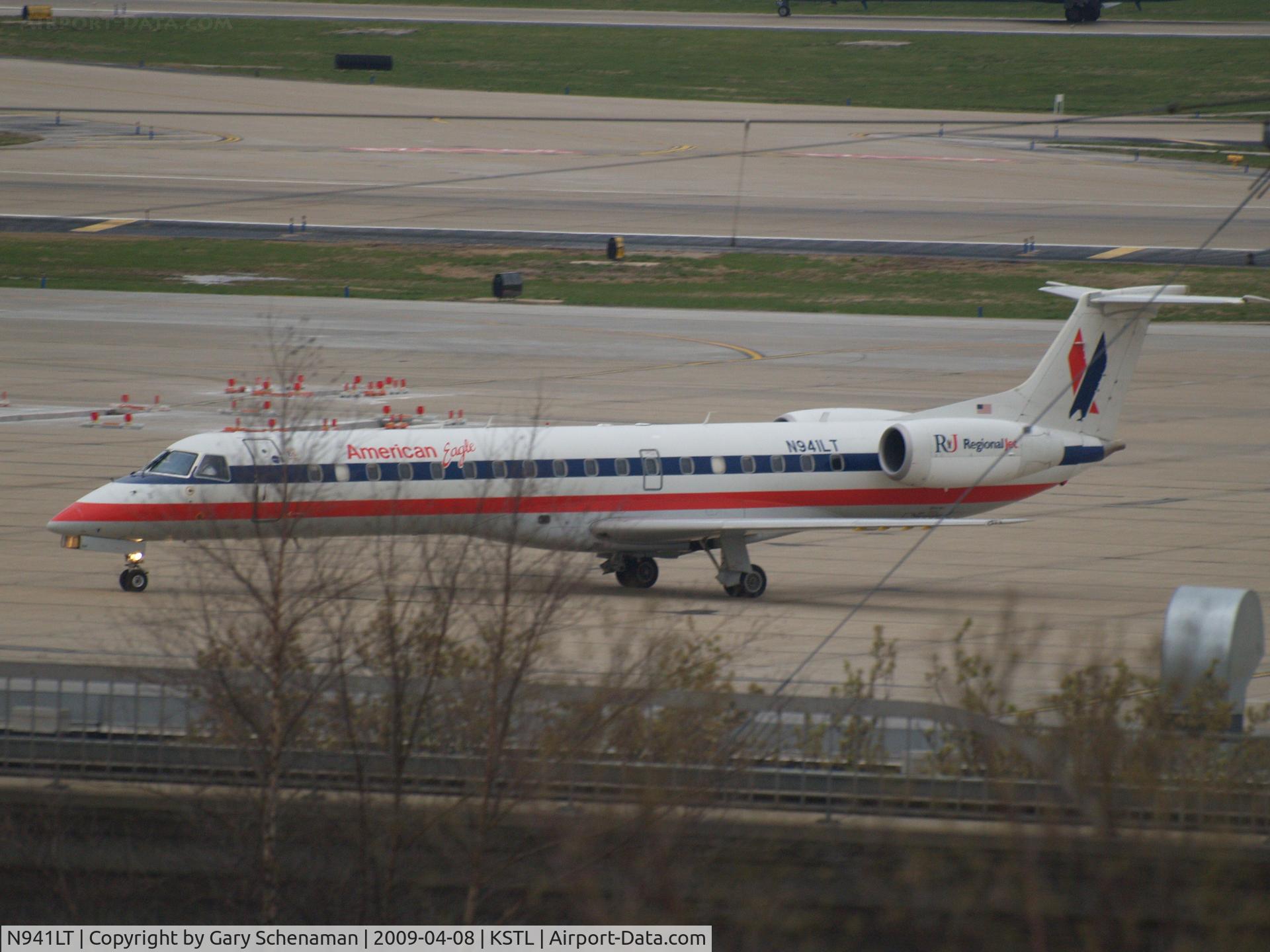 N941LT, 2005 Embraer ERJ-145LR (EMB-145LR) C/N 14500926, HEADING TO TERMINAL