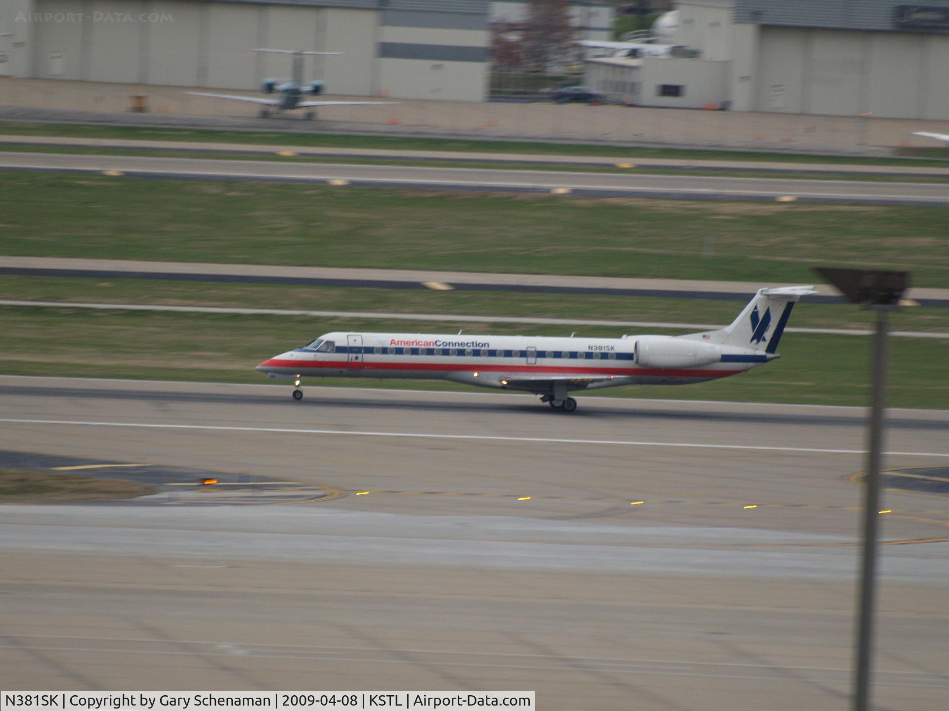 N381SK, 2002 Embraer ERJ-140LR (EMB-135KL) C/N 145619, TAKEOFF ROLL AT ST. LOUIS