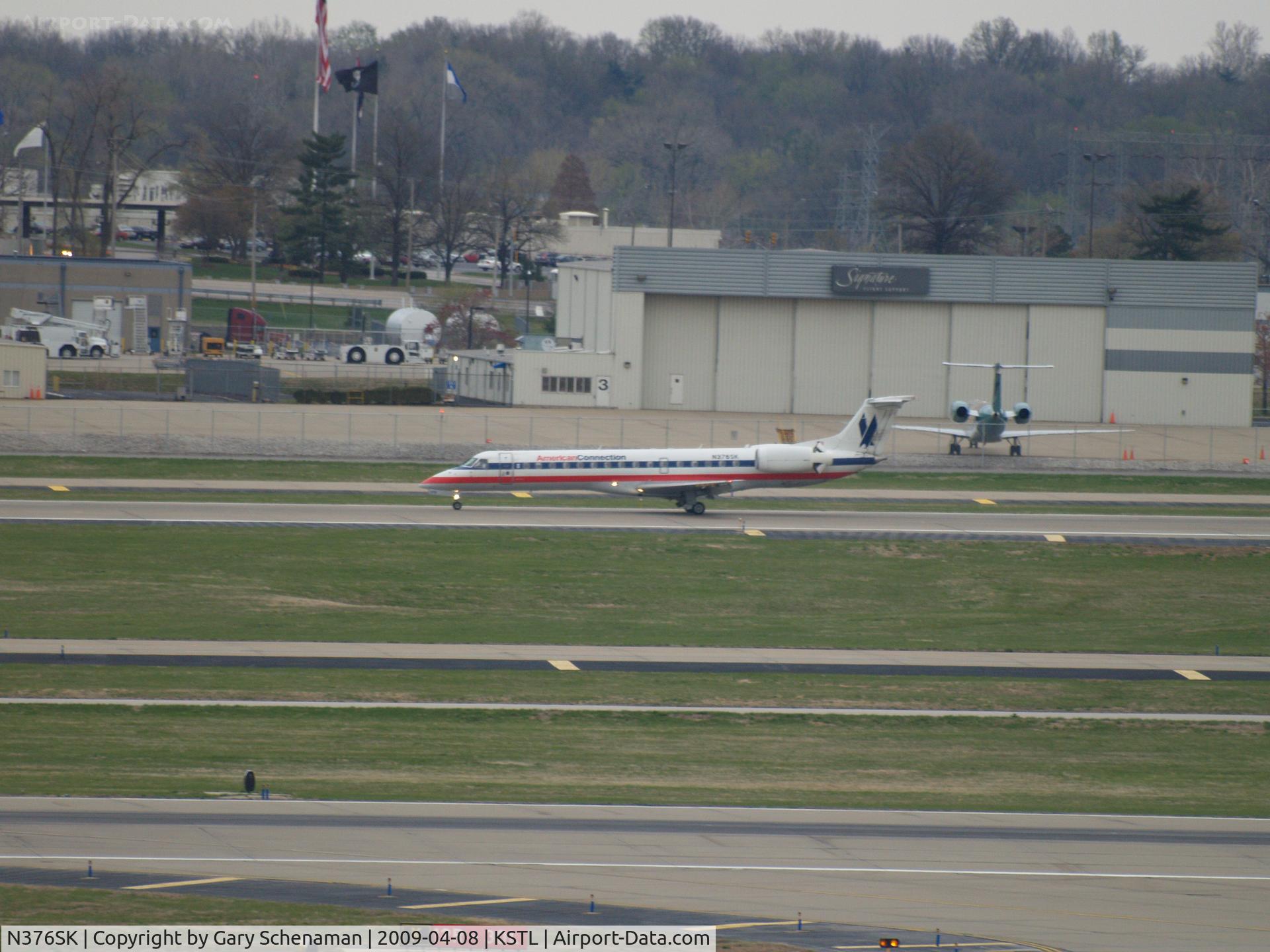 N376SK, 2002 Embraer ERJ-140LR (EMB-135KL) C/N 145578, JUST LANDED AT ST. lOUIS