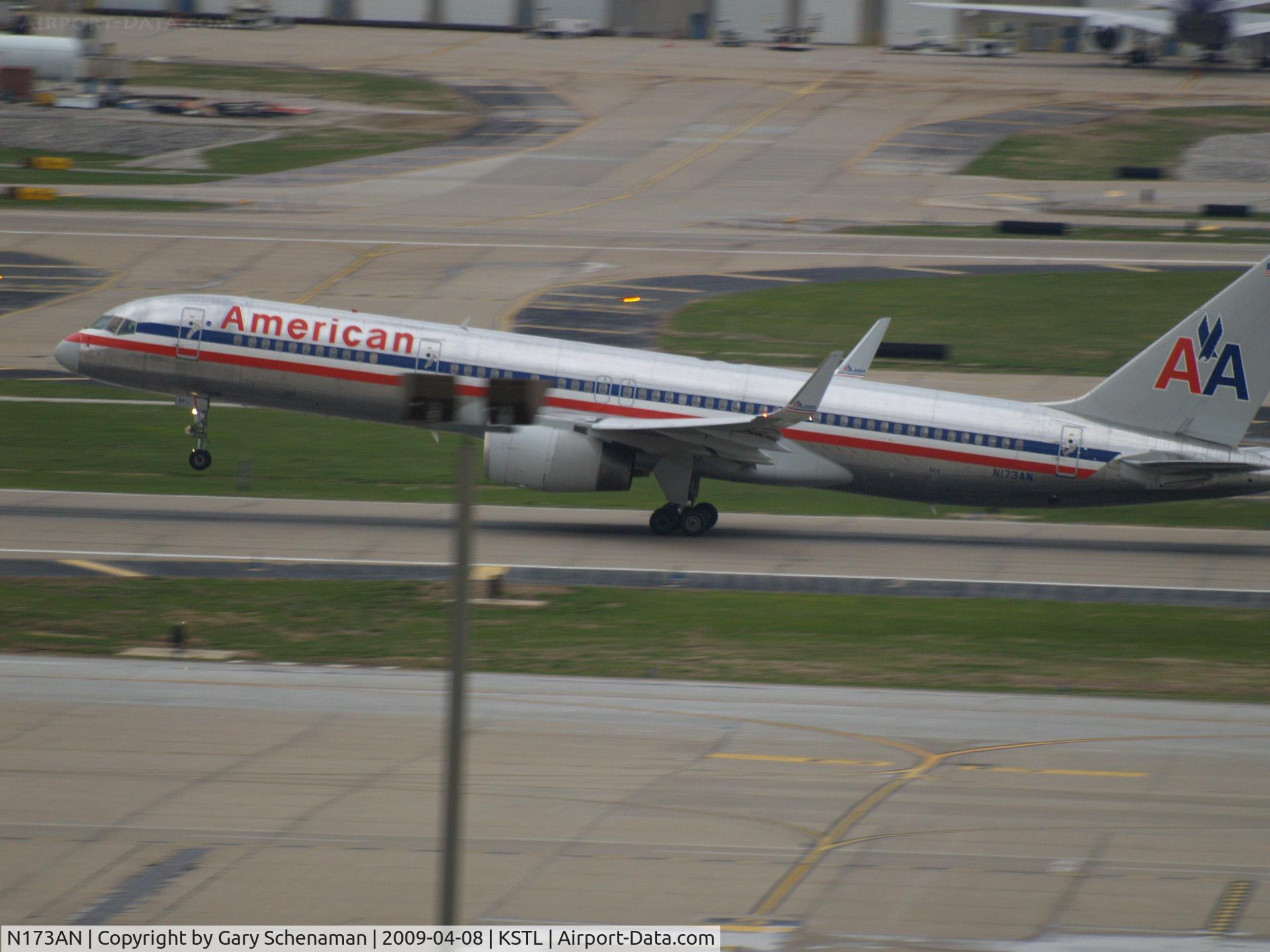 N173AN, 2002 Boeing 757-223 C/N 32399, TAKEOFF ROLL AT ST. LOUIS
