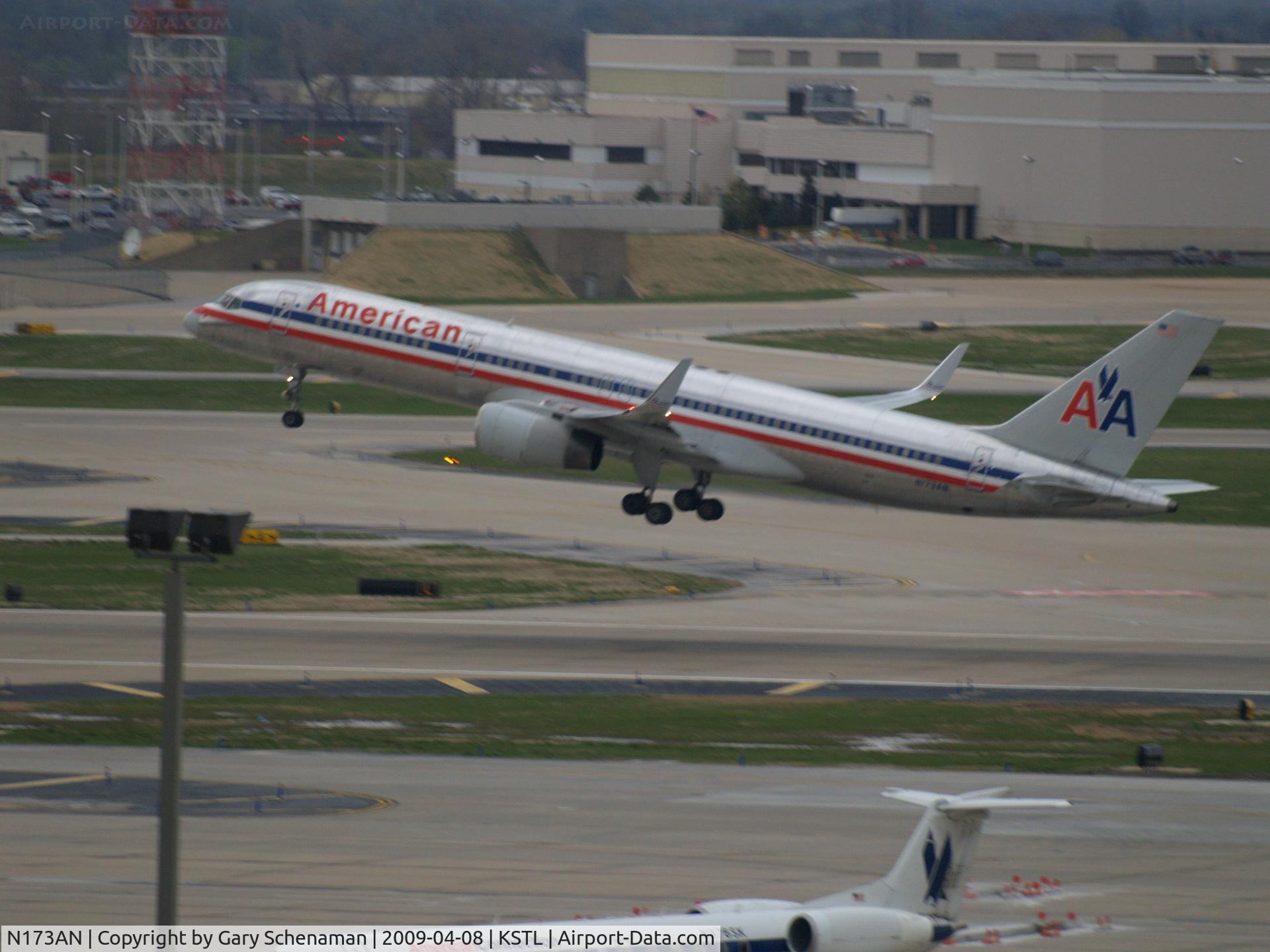 N173AN, 2002 Boeing 757-223 C/N 32399, LIFTOFF
