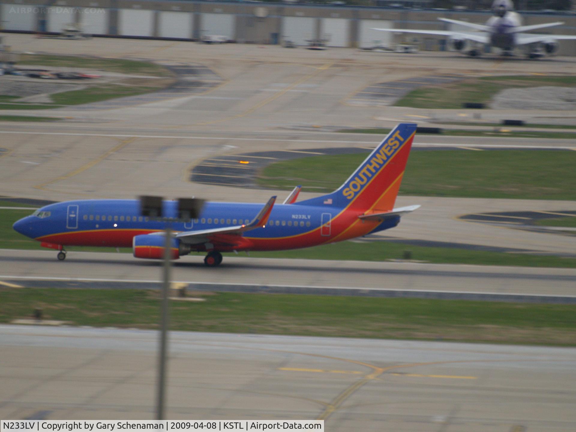 N233LV, 2006 Boeing 737-7H4 C/N 32501, TAKING OFF AT ST. LOUIS