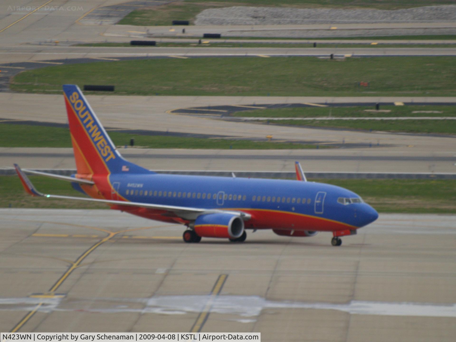 N423WN, 2002 Boeing 737-7H4 C/N 29827, HEADING TO TERMINAL