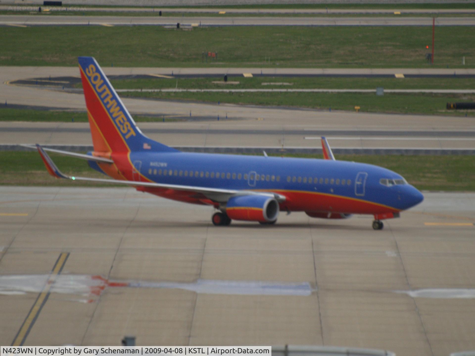 N423WN, 2002 Boeing 737-7H4 C/N 29827, HEADING TO TERMINAL