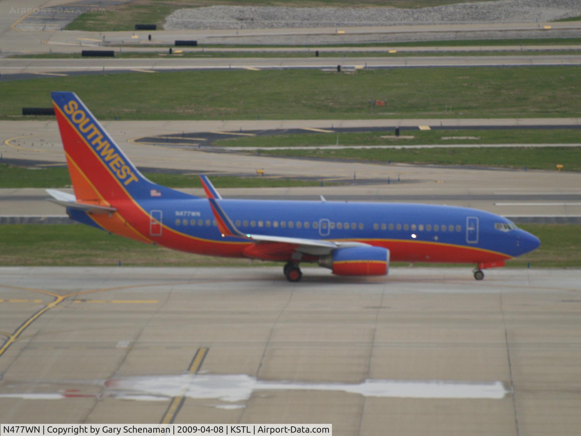 N477WN, 2004 Boeing 737-7H4 C/N 33988, HEADING TO TERMINAL