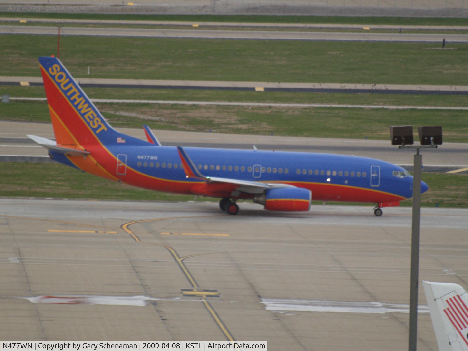 N477WN, 2004 Boeing 737-7H4 C/N 33988, HEADING TO TERMINAL