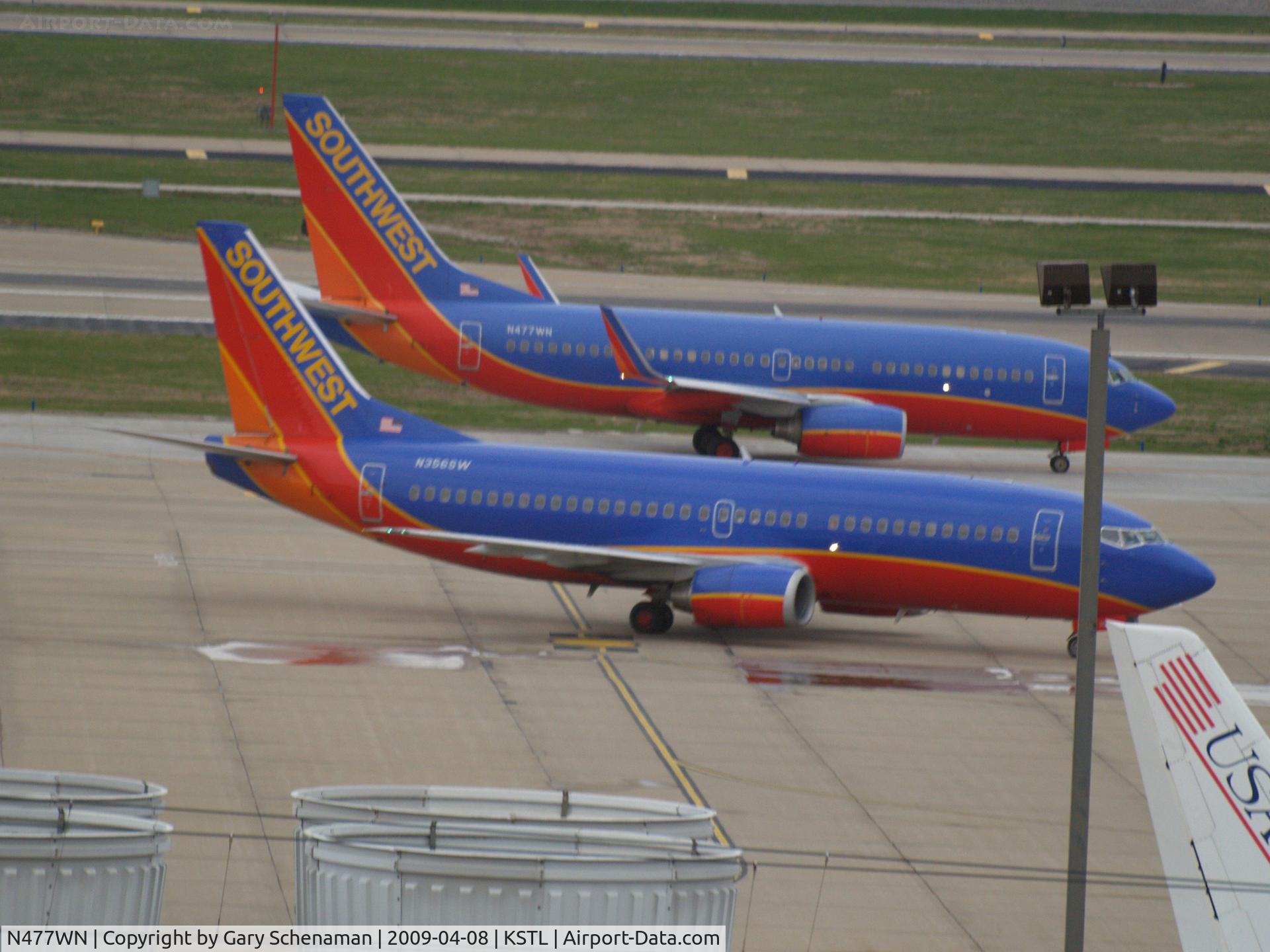 N477WN, 2004 Boeing 737-7H4 C/N 33988, HEADING TO TERMINAL