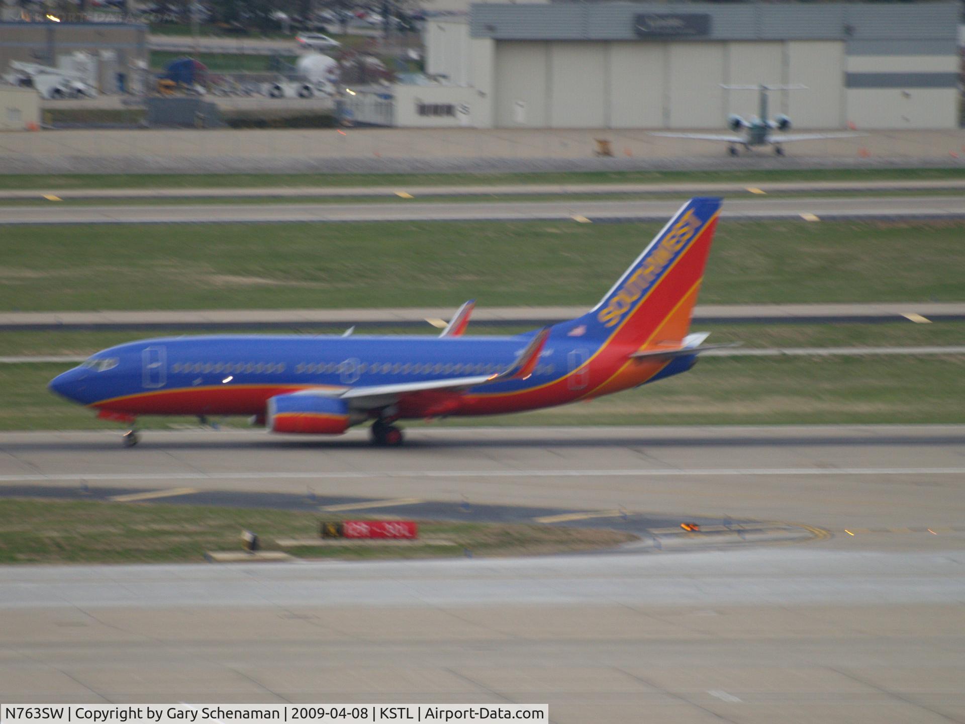 N763SW, 2000 Boeing 737-7H4 C/N 27877, TAKEOFF ROLL AT ST. LOUIS