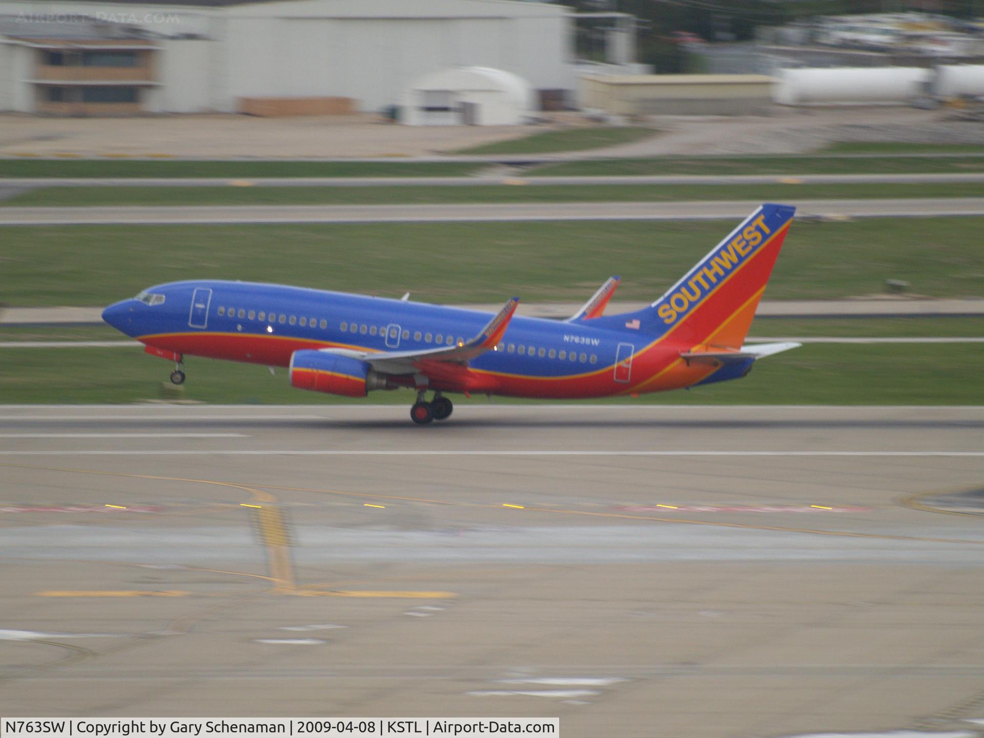 N763SW, 2000 Boeing 737-7H4 C/N 27877, TAKEOFF ROLL