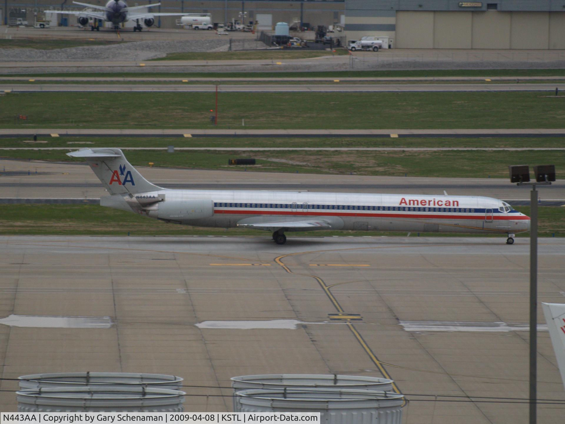 N443AA, 1987 McDonnell Douglas MD-82 (DC-9-82) C/N 49469, HEADING TO TERMINAL