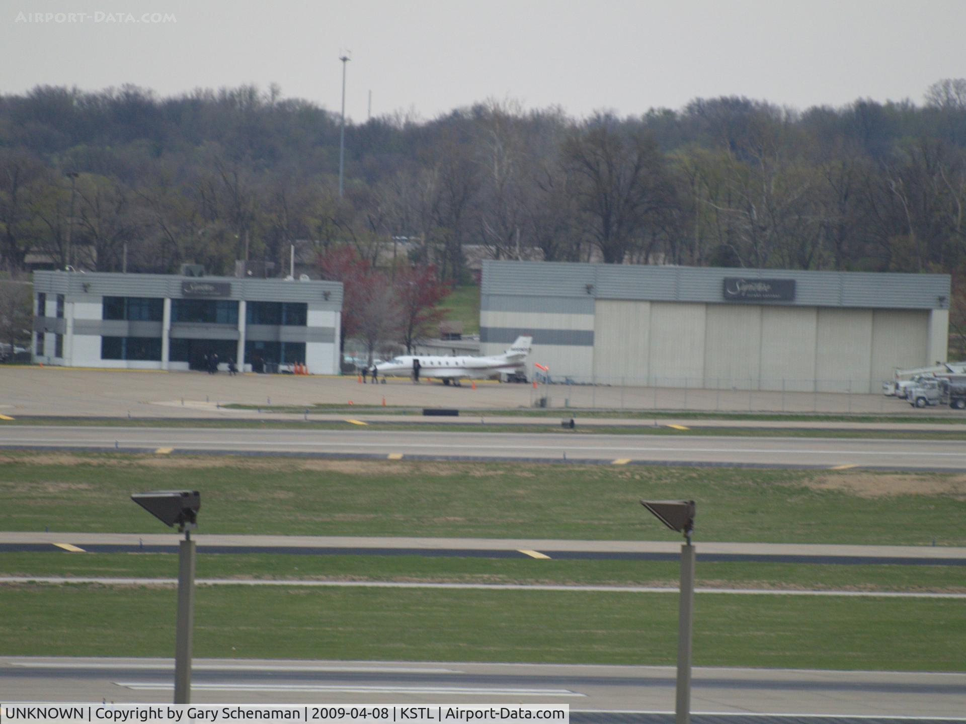 UNKNOWN, , TOO FAR AWAY TO READ NUMBER, UNLOADING PASSENGERS