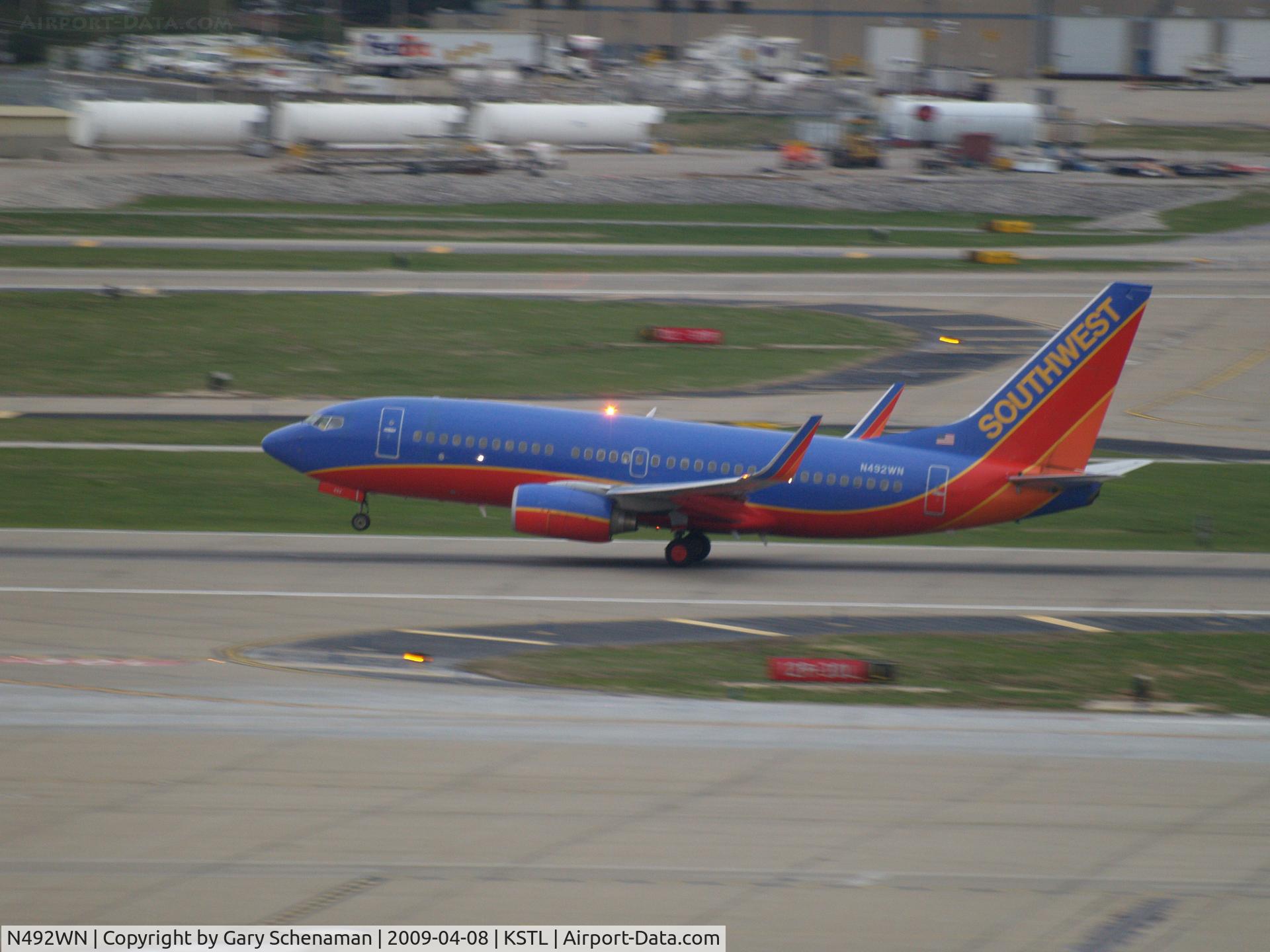 N492WN, 2004 Boeing 737-7H4 C/N 33866, TAKEOFF ROLL AT ST. LOUIS