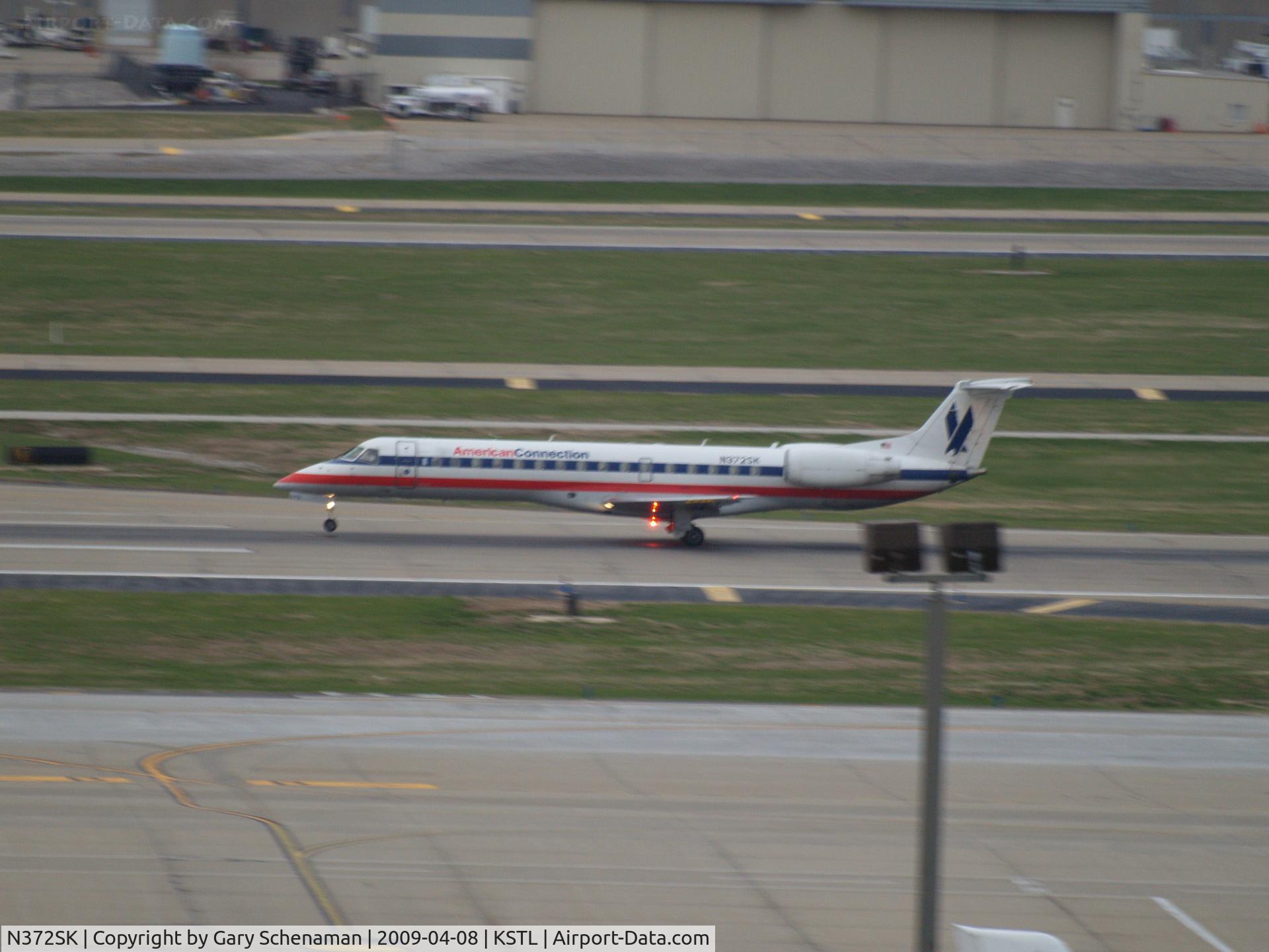 N372SK, 2001 Embraer ERJ-140LR (EMB-135KL) C/N 145538, JUST LANDED AT ST. lOUIS