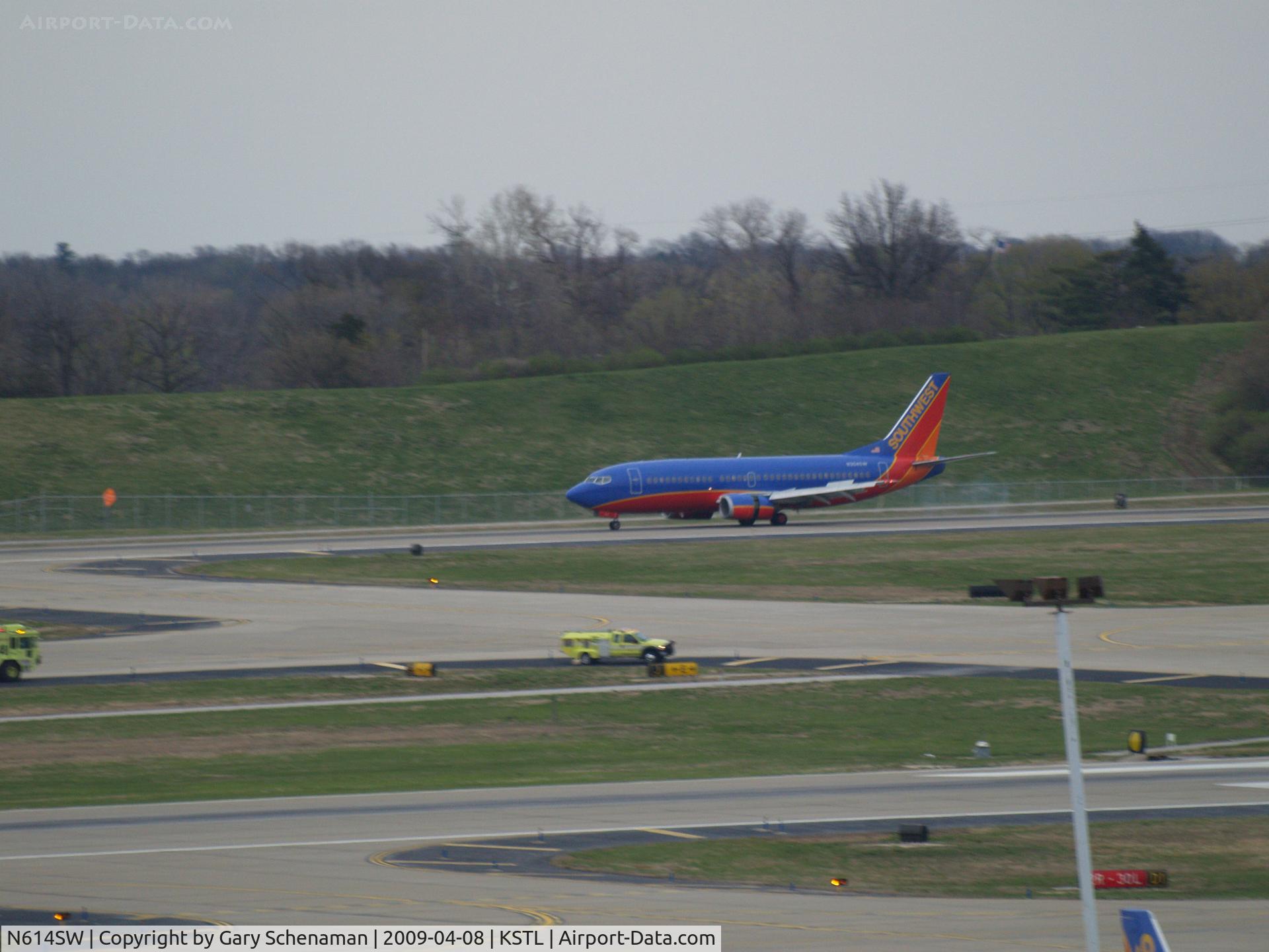N614SW, 1995 Boeing 737-3H4 C/N 28033, JUST LANDED