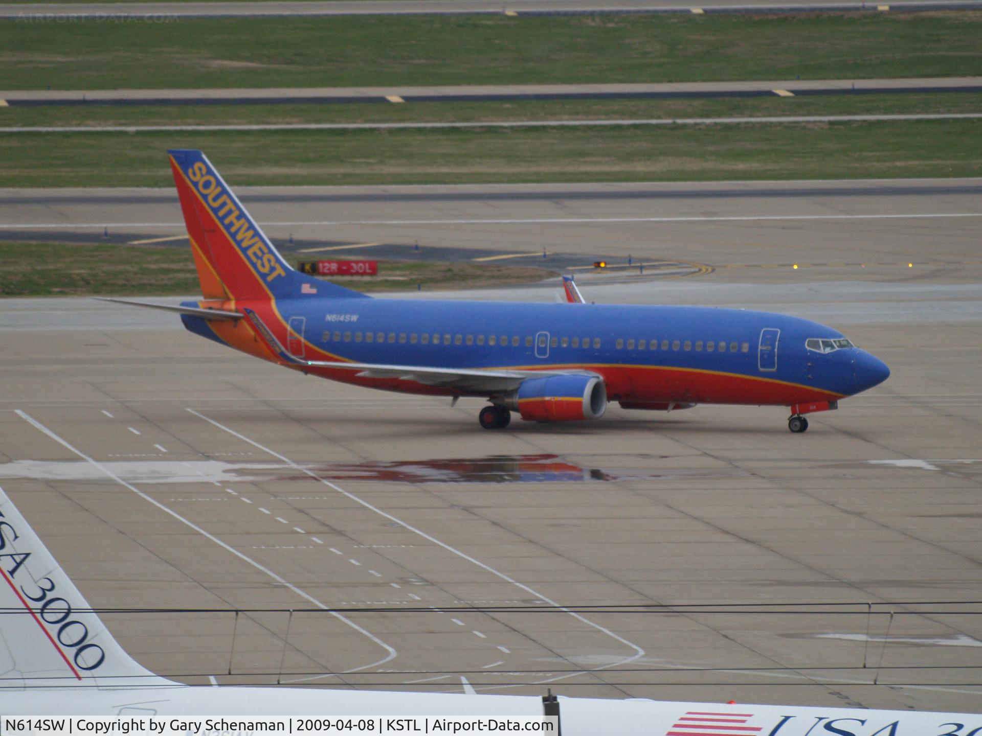 N614SW, 1995 Boeing 737-3H4 C/N 28033, HEADING TO TERMINAL
