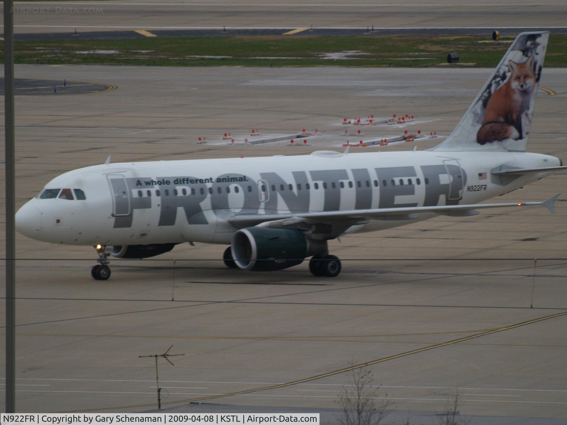 N922FR, 2003 Airbus A319-111 C/N 2012, HEADING TO TERMINAL