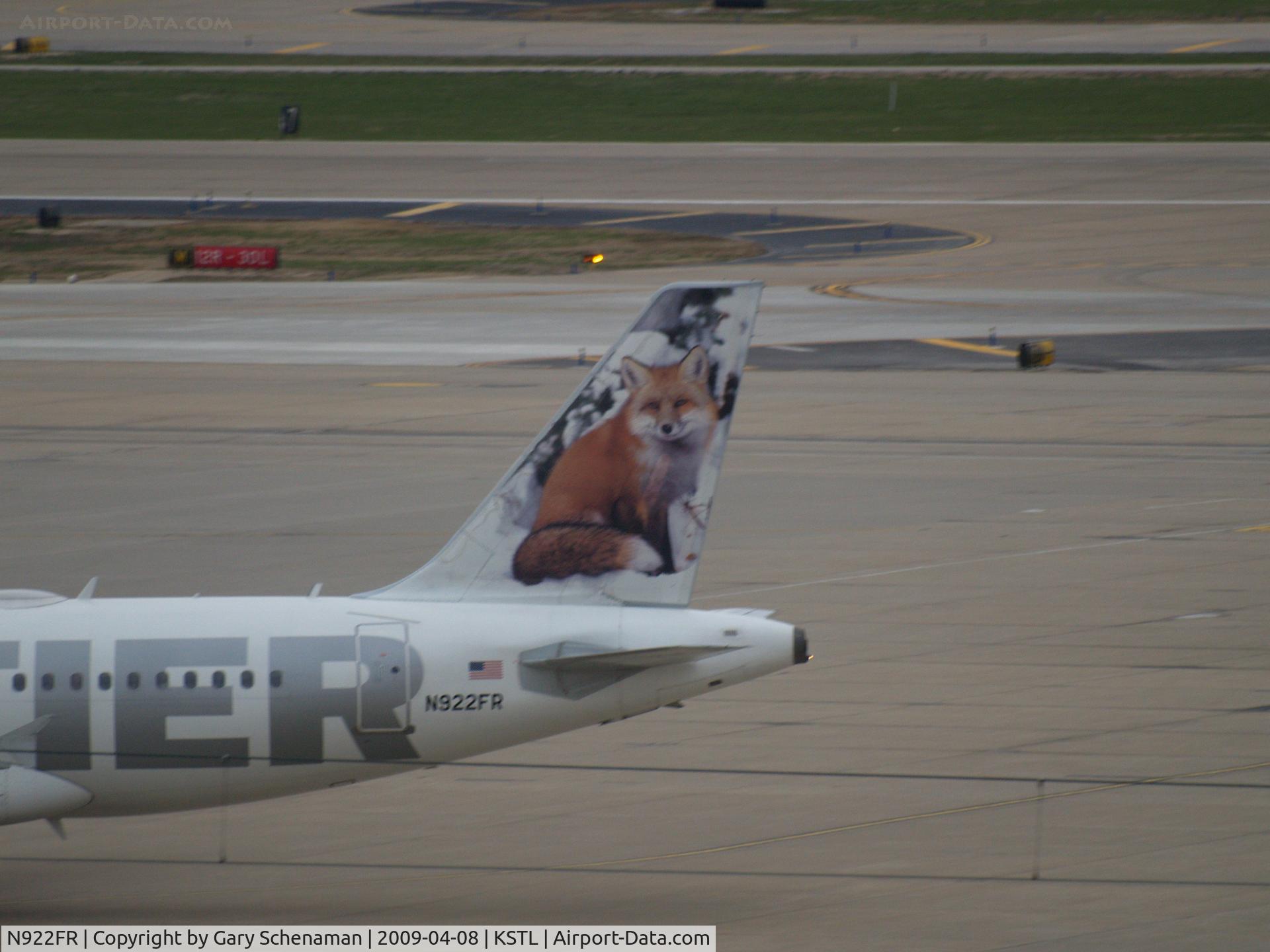 N922FR, 2003 Airbus A319-111 C/N 2012, HEADING TO TERMINAL