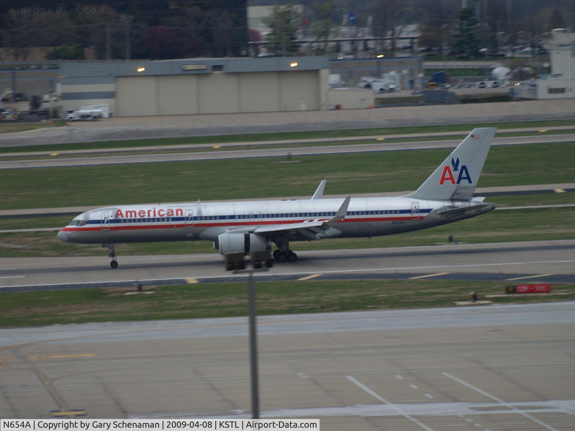 N654A, 1991 Boeing 757-223 C/N 24612, JUST LANDED AT ST. lOUIS