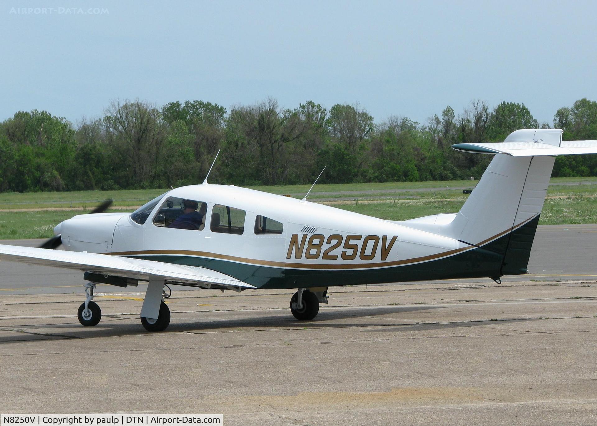 N8250V, 1980 Piper PA-28RT-201 Arrow IV C/N 28R-8018099, Taxiing at Downtown Shreveport.