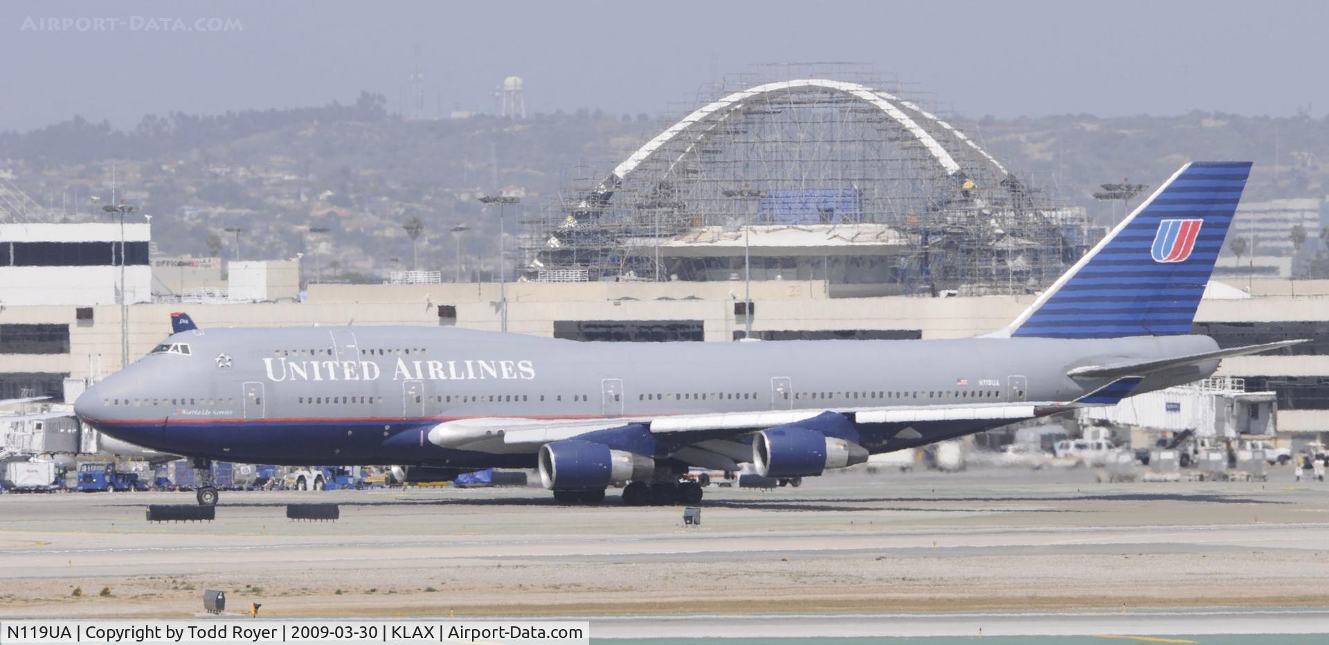 N119UA, 1999 Boeing 747-422 C/N 28812, Taxi to gate