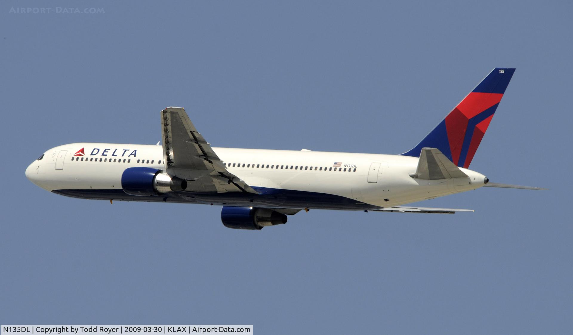 N135DL, 1991 Boeing 767-332 C/N 25145, Departing LAX on 25R