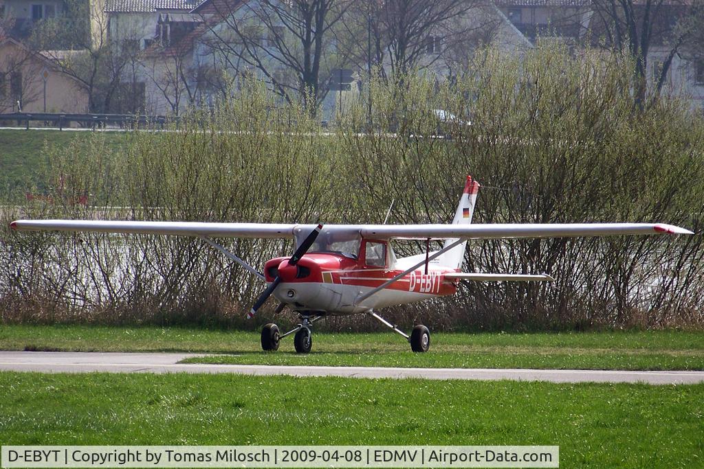D-EBYT, Reims F152 C/N 1487, Reims F152 (cn F15001487), in front of the river Danube in Vilshofen/Bavaria, Germany
