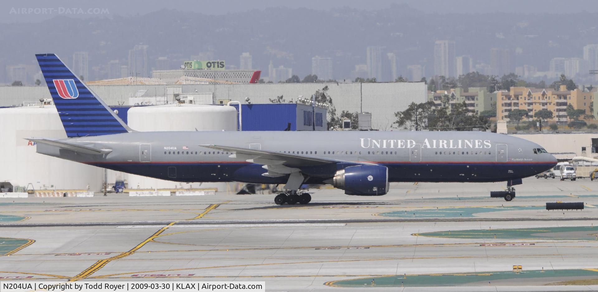 N204UA, 1999 Boeing 777-222/ER C/N 28713, Taxi to gate