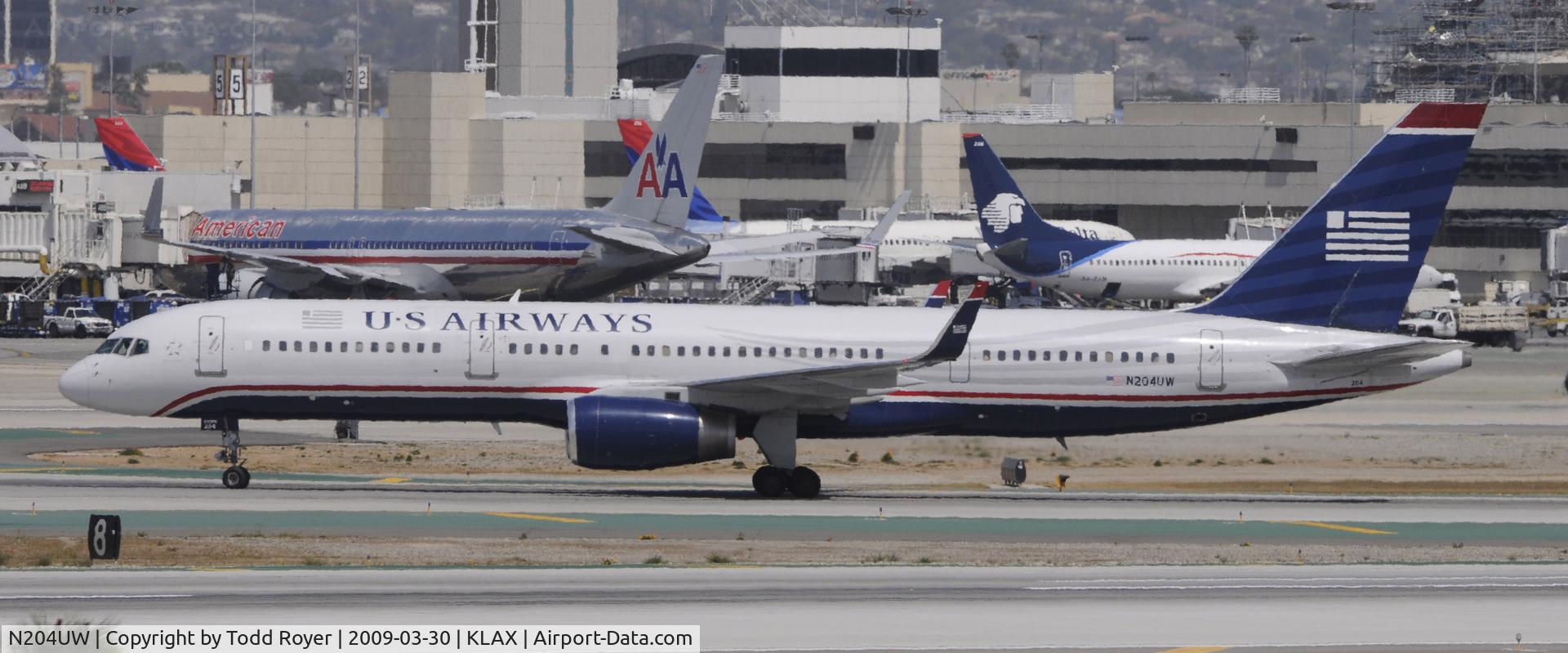 N204UW, 2000 Boeing 757-23N C/N 30886, Taxi to gate