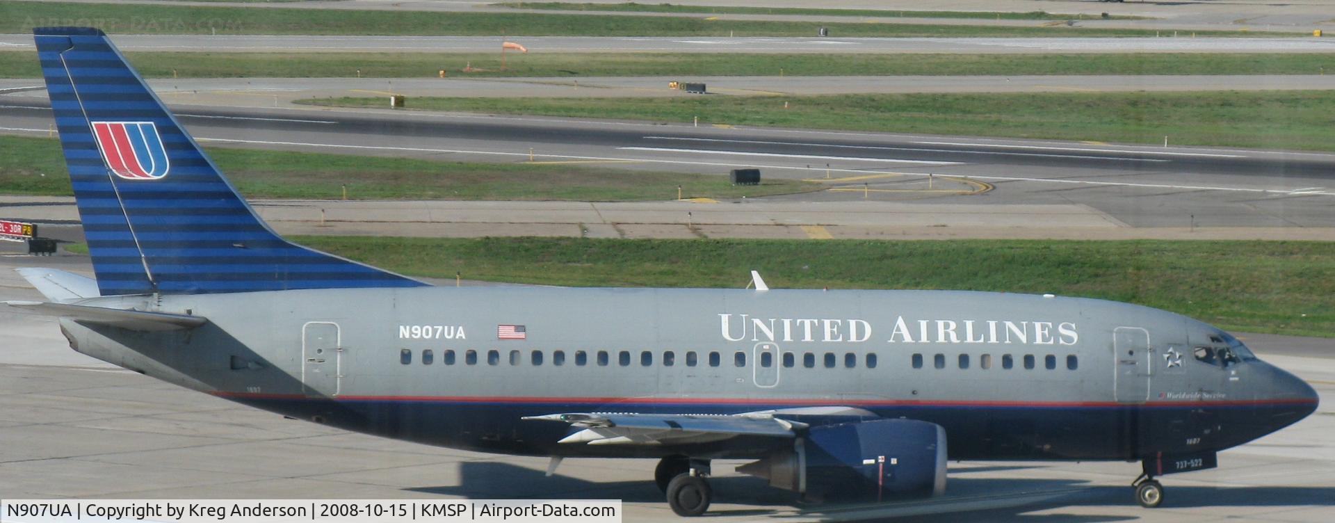 N907UA, 1991 Boeing 737-522 C/N 25007, Taxiing to active runway at MSP.