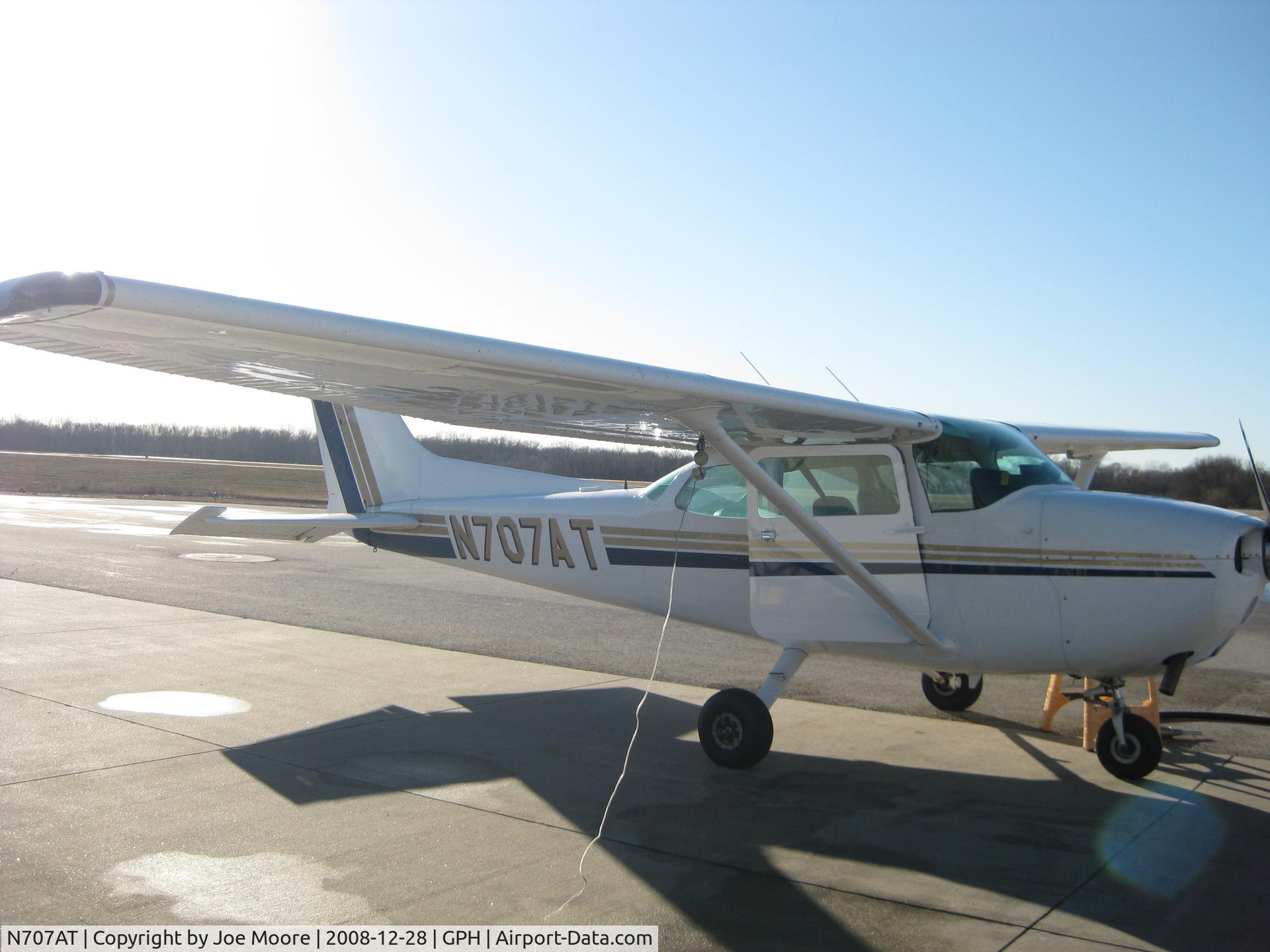 N707AT, 1977 Cessna 172N C/N 17268611, Refueling at GPH