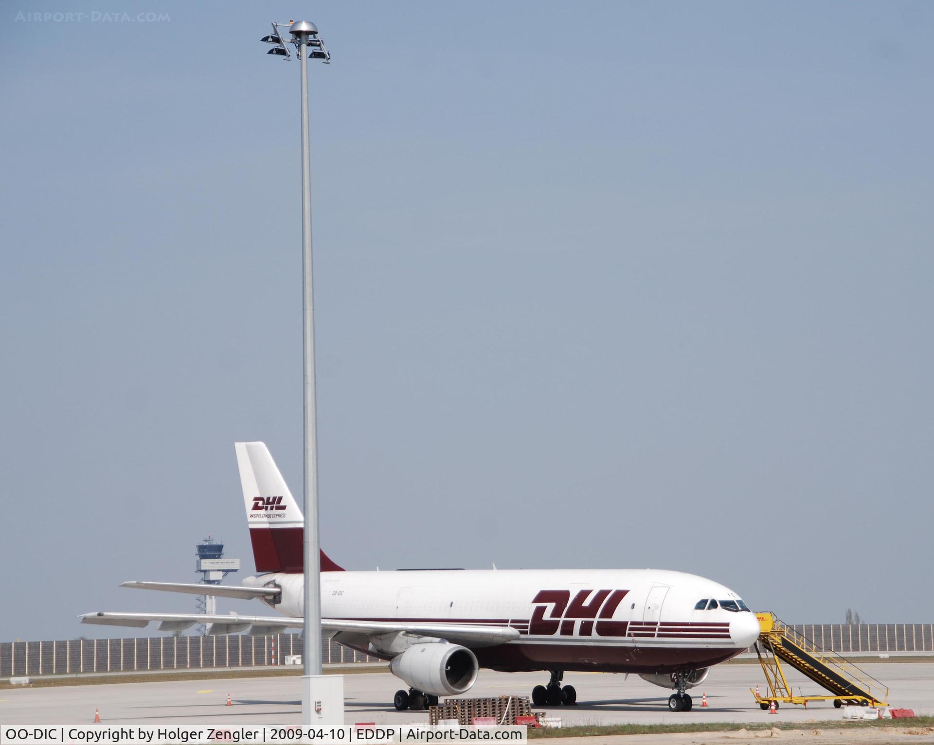 OO-DIC, 1982 Airbus A300B4-203(F) C/N 220, Waiting for whom after 27 years in the sky?