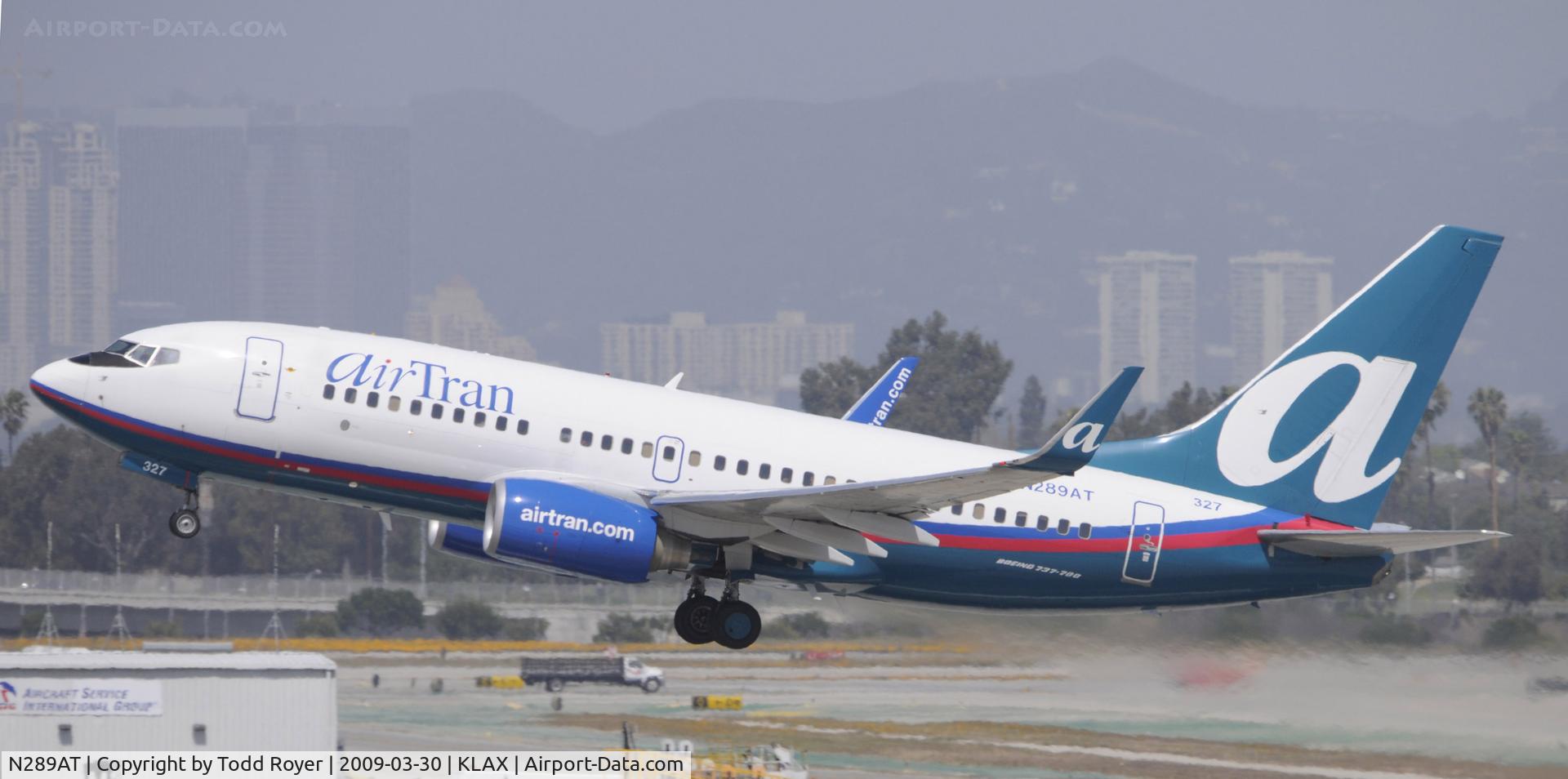 N289AT, 2006 Boeing 737-76N C/N 32673, Departing LAX on 25R