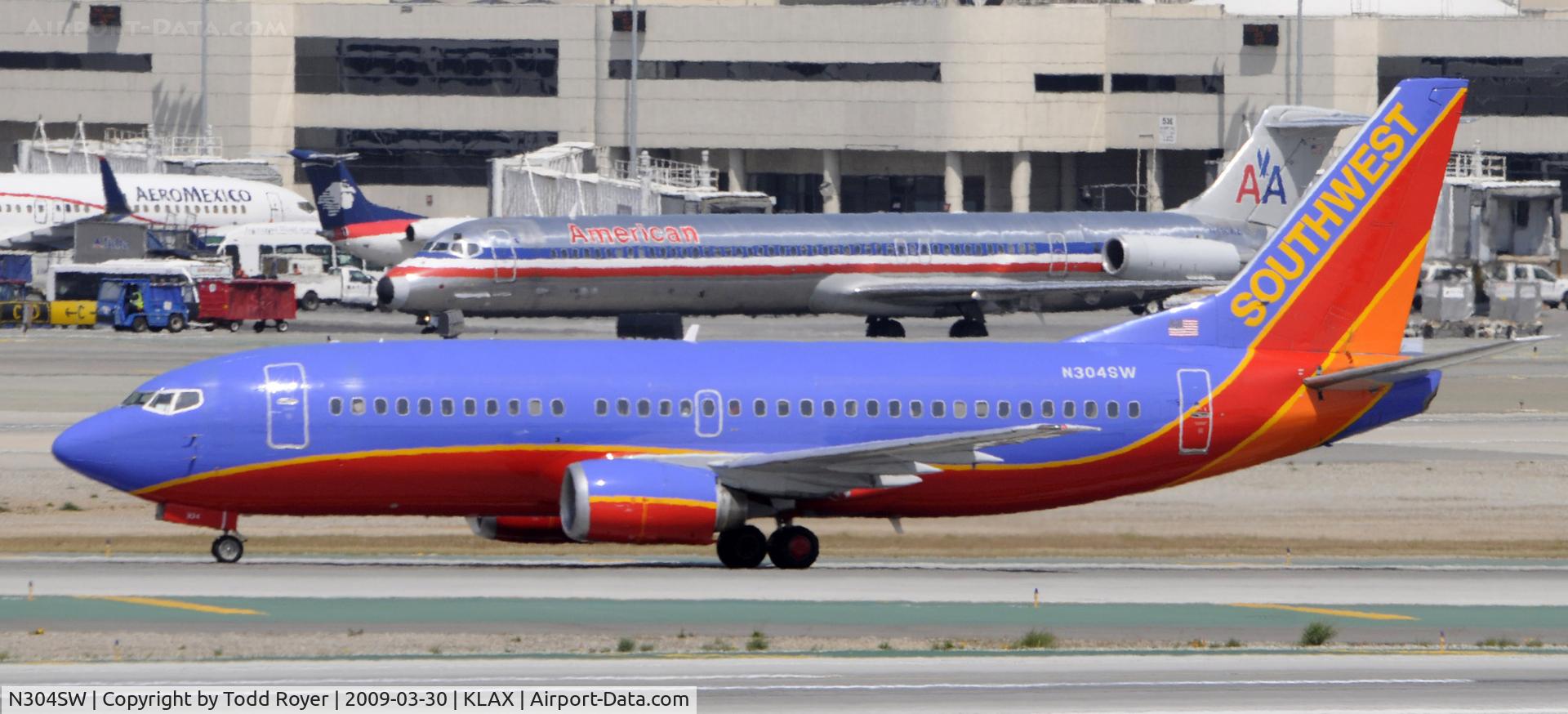 N304SW, 1985 Boeing 737-3H4 C/N 22944, Taxi to gate