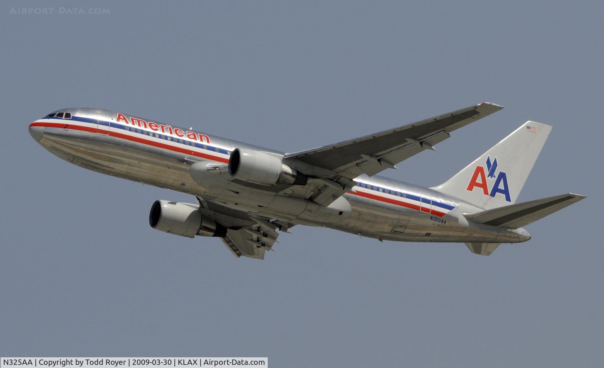 N325AA, 1986 Boeing 767-223 C/N 22326, Departing LAX on 25R
