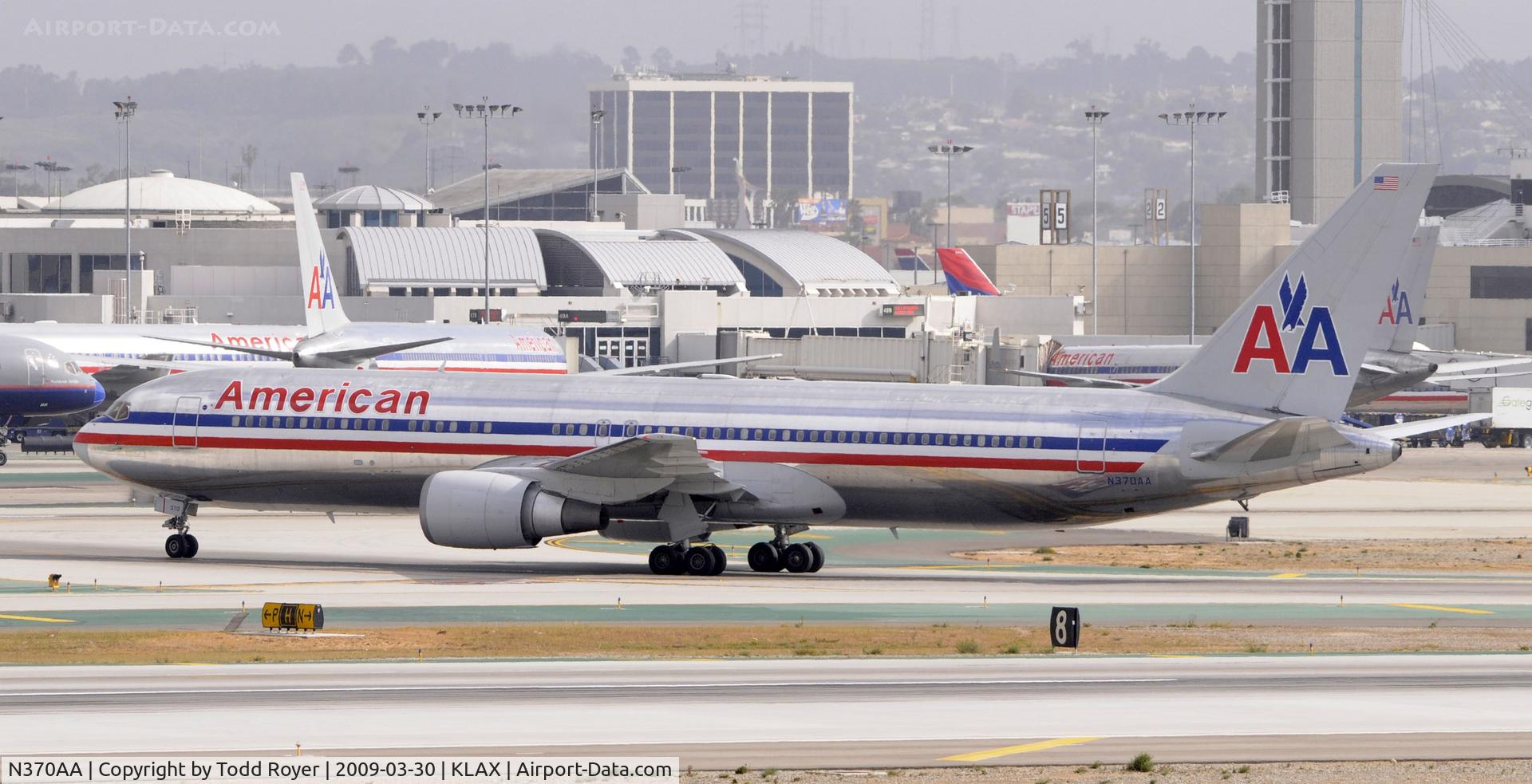 N370AA, 1992 Boeing 767-323 C/N 25197, Taxi to gate