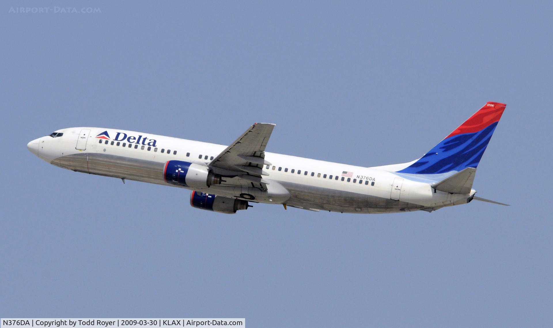 N376DA, 1999 Boeing 737-832 C/N 29624, Departing LAX on 25R