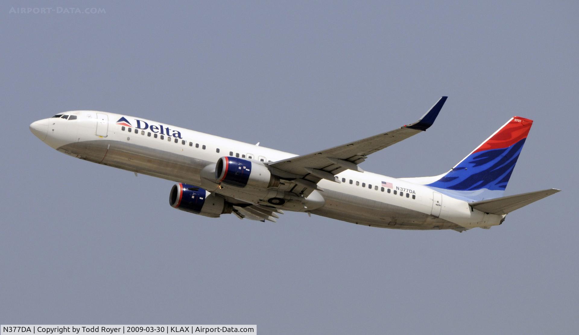 N377DA, 1999 Boeing 737-832 C/N 29625, Departing LAX on 25R