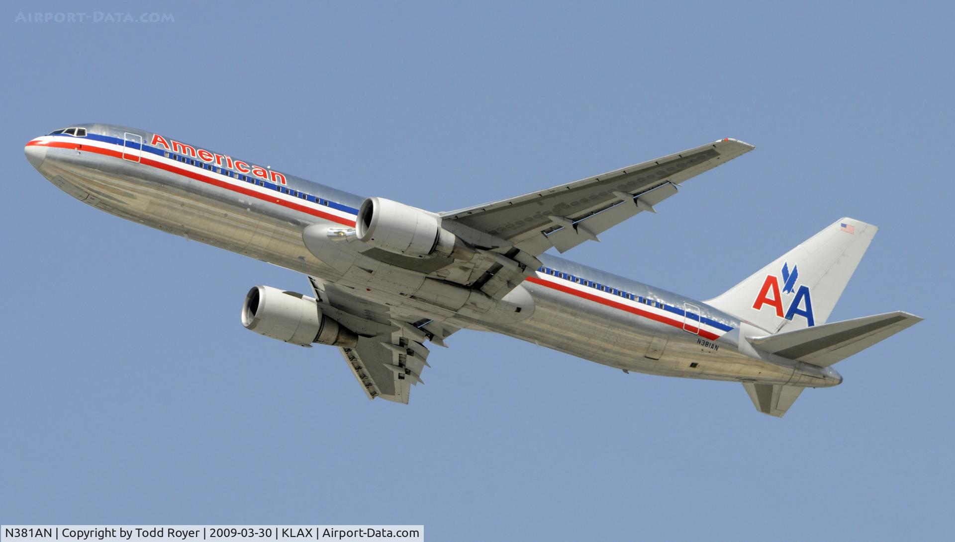 N381AN, 1993 Boeing 767-323 C/N 25450, Departing LAX on 25R
