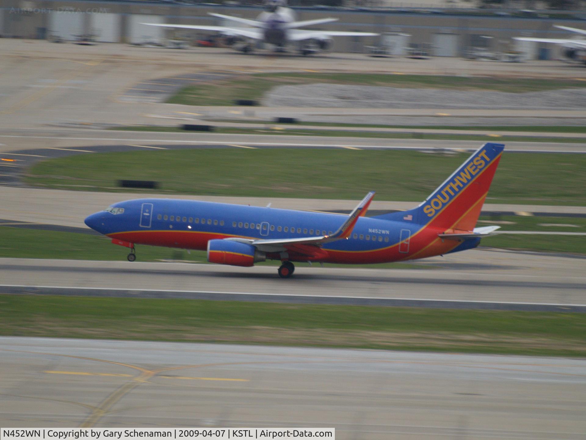 N452WN, 2004 Boeing 737-7H4 C/N 29846, TAKEOFF ROLL AT ST. LOUIS