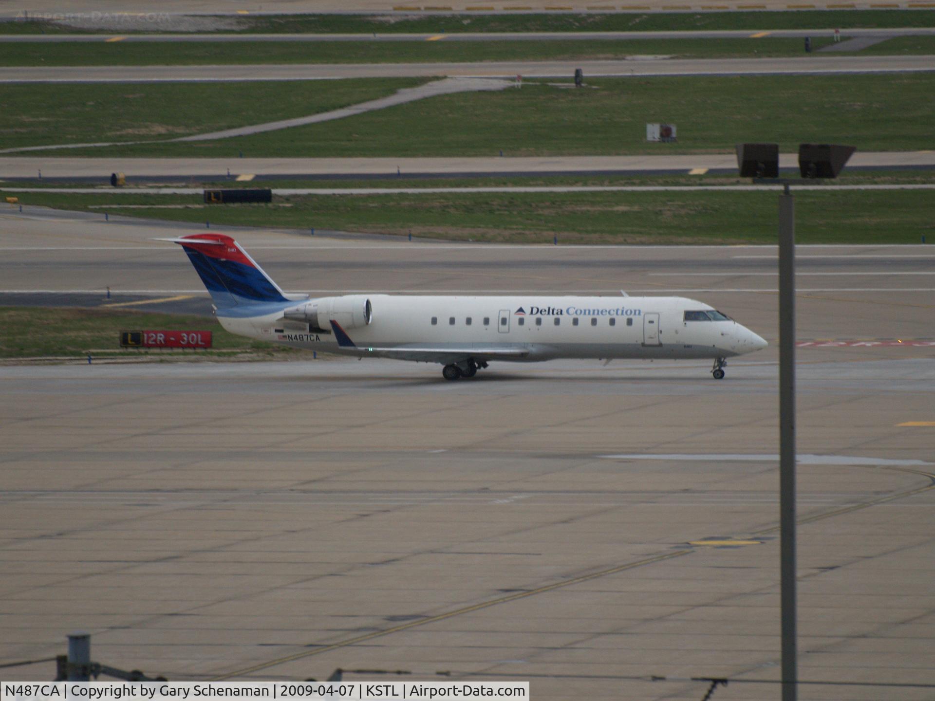 N487CA, 2002 Bombardier CRJ-200ER (CL-600-2B19) C/N 7729, HEADING TOWARD RUNWAY