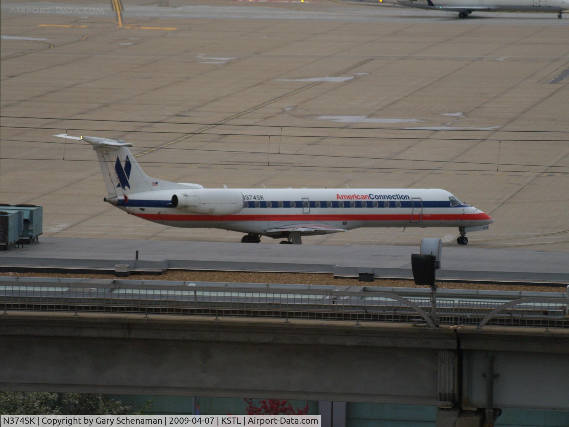 N374SK, 2001 Embraer ERJ-140LR (EMB-135KL) C/N 145544, HEADING TOWARD RUNWAY