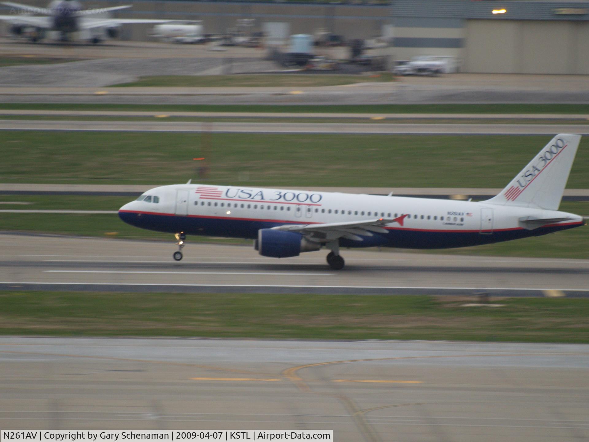 N261AV, 2001 Airbus A320-214 C/N 1615, TAKEOFF ROLL AT ST. LOUIS