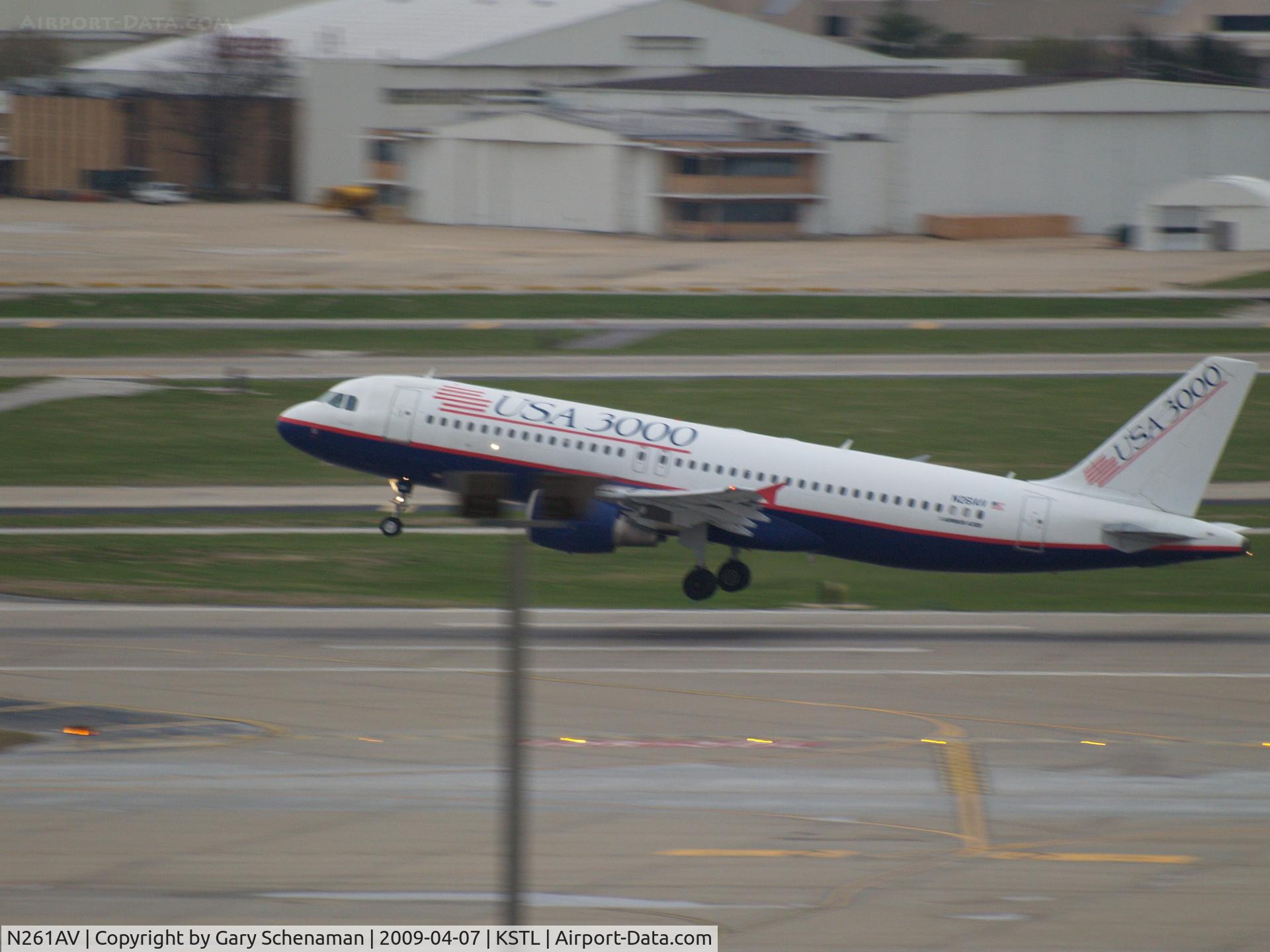 N261AV, 2001 Airbus A320-214 C/N 1615, TAKEOFF ROLL AT ST. LOUIS
