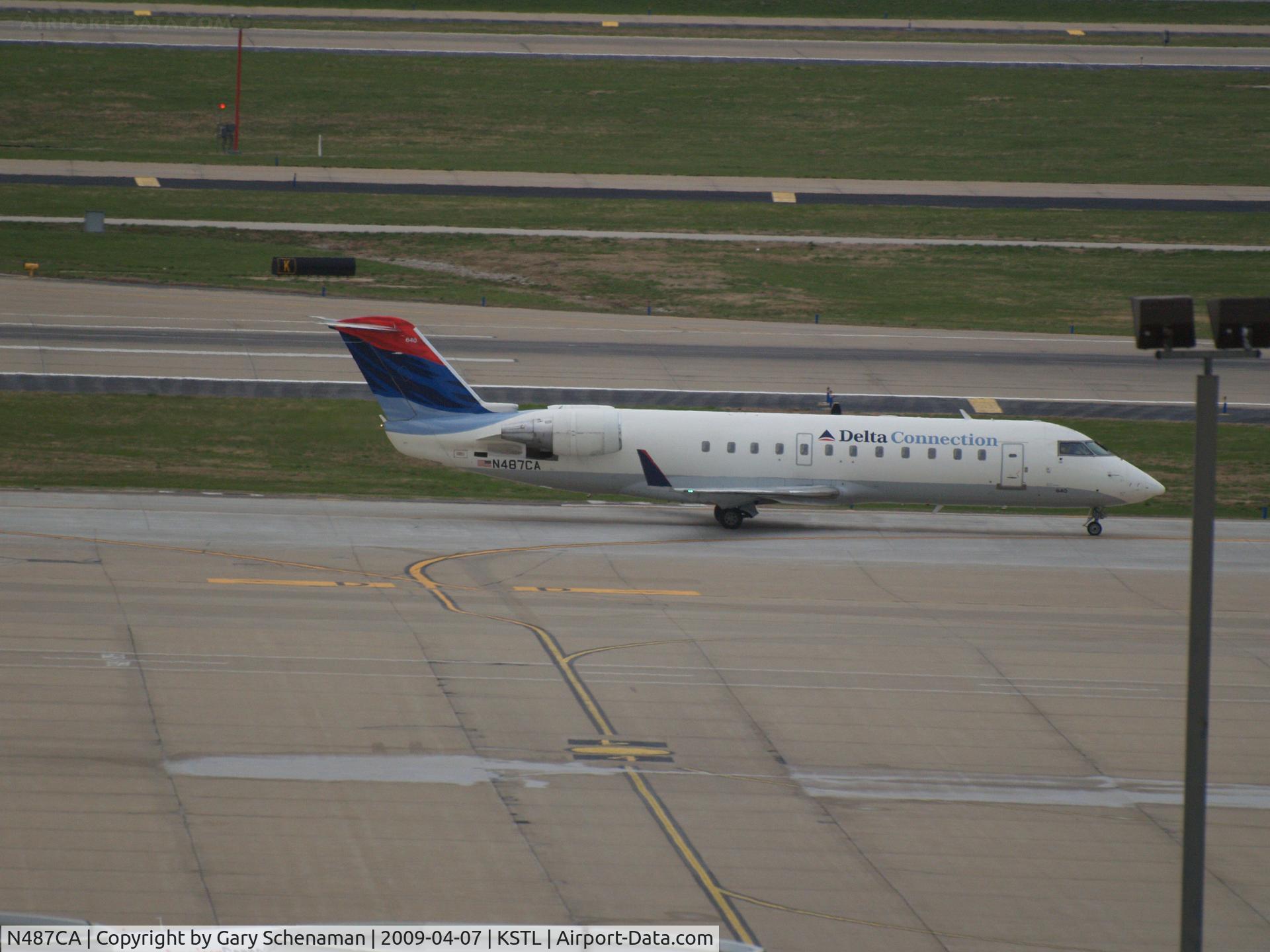 N487CA, 2002 Bombardier CRJ-200ER (CL-600-2B19) C/N 7729, HEADING TOWARD RUNWAY