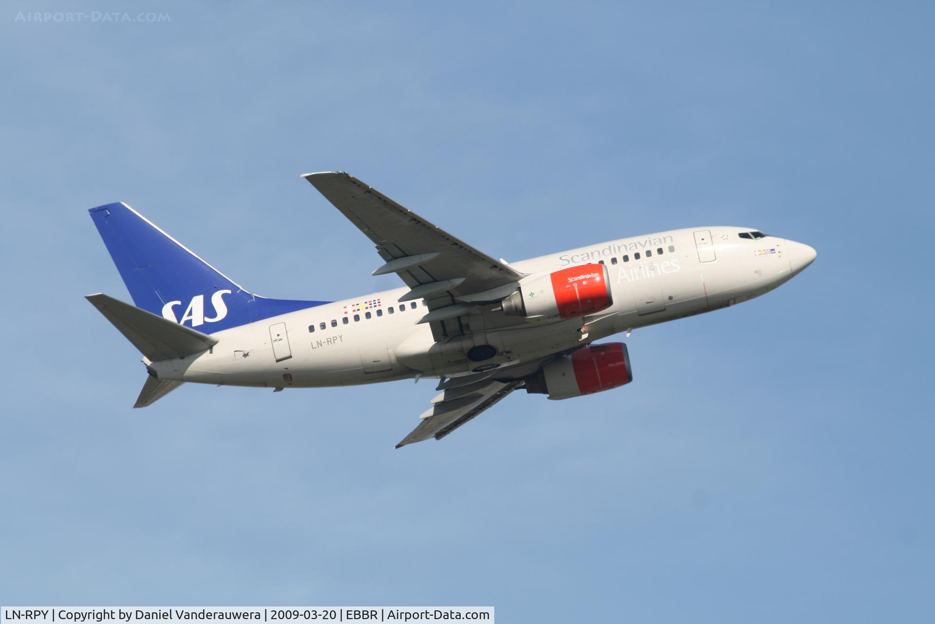 LN-RPY, 1998 Boeing 737-683 C/N 28292, taking off from rwy 07R