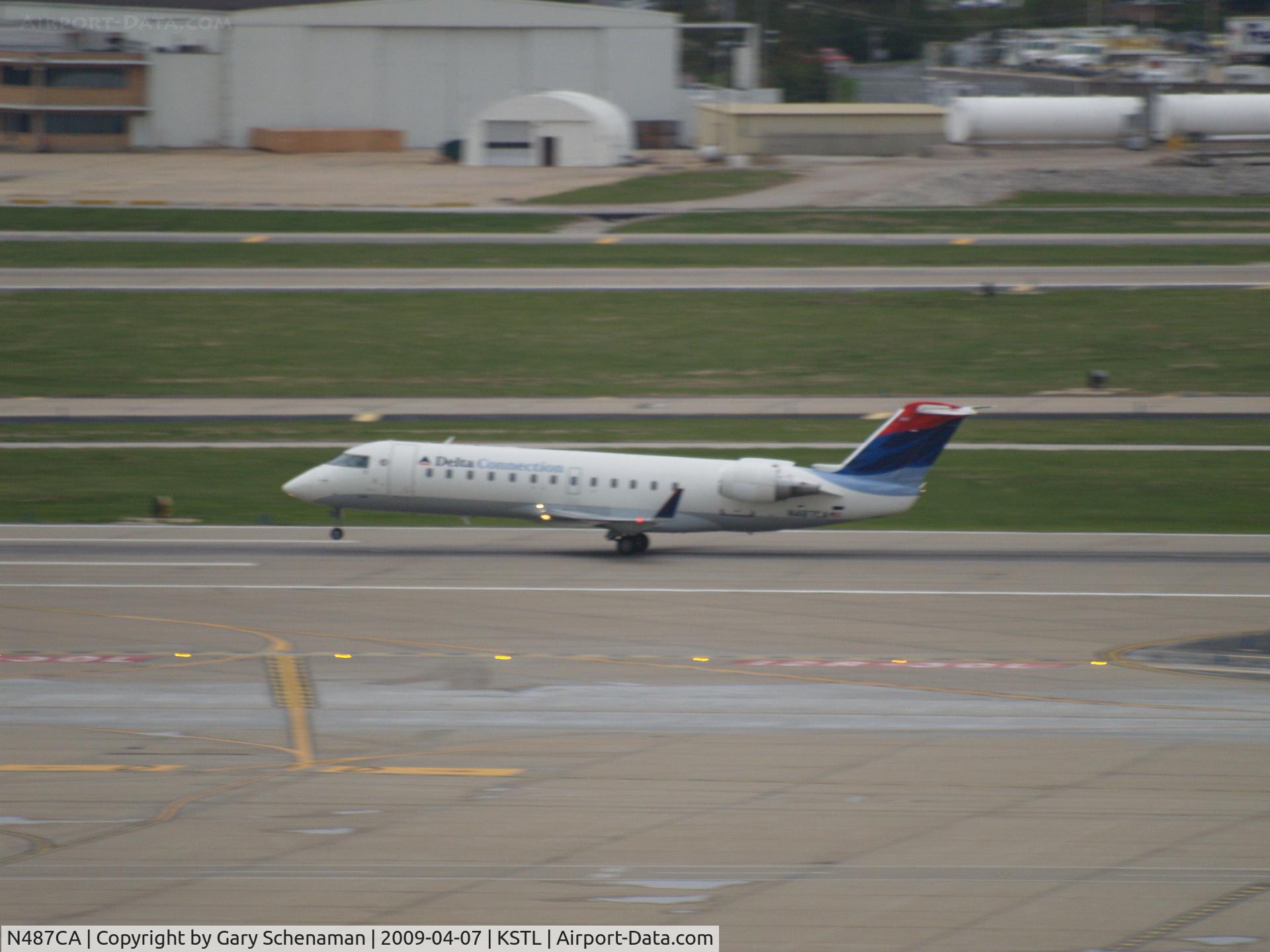 N487CA, 2002 Bombardier CRJ-200ER (CL-600-2B19) C/N 7729, TAKEOFF ROLL AT ST. LOUIS