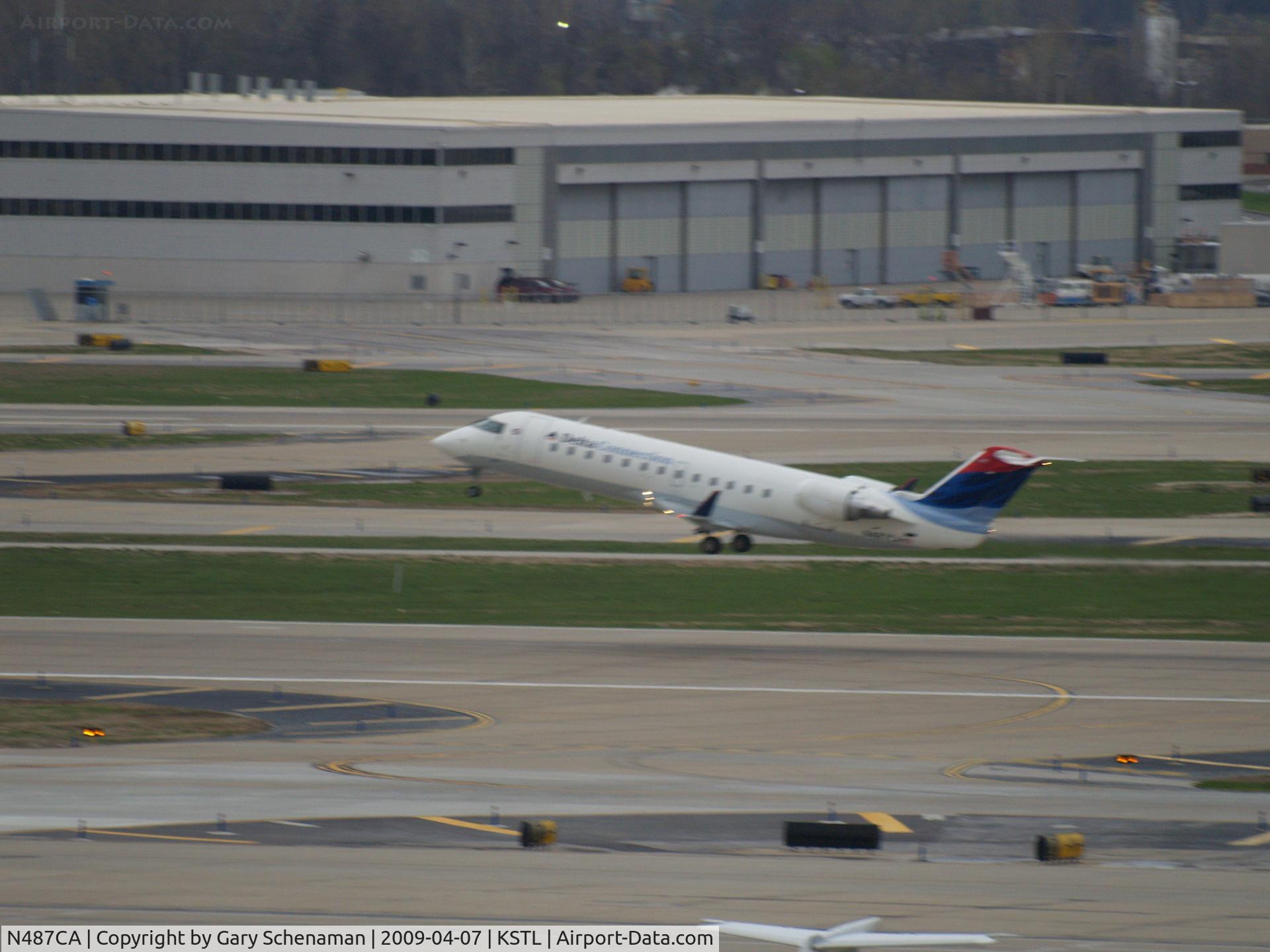 N487CA, 2002 Bombardier CRJ-200ER (CL-600-2B19) C/N 7729, TAKEOFF ROLL