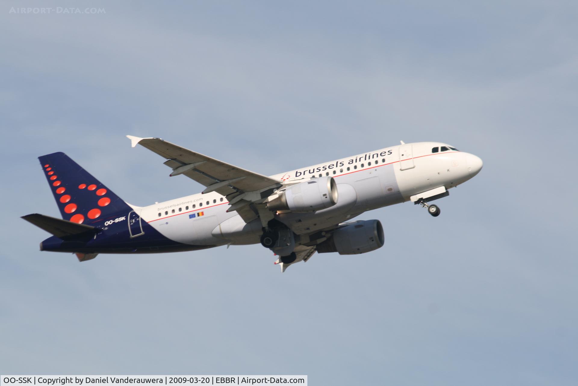 OO-SSK, 2000 Airbus A319-112 C/N 1336, taking off from rwy 07R