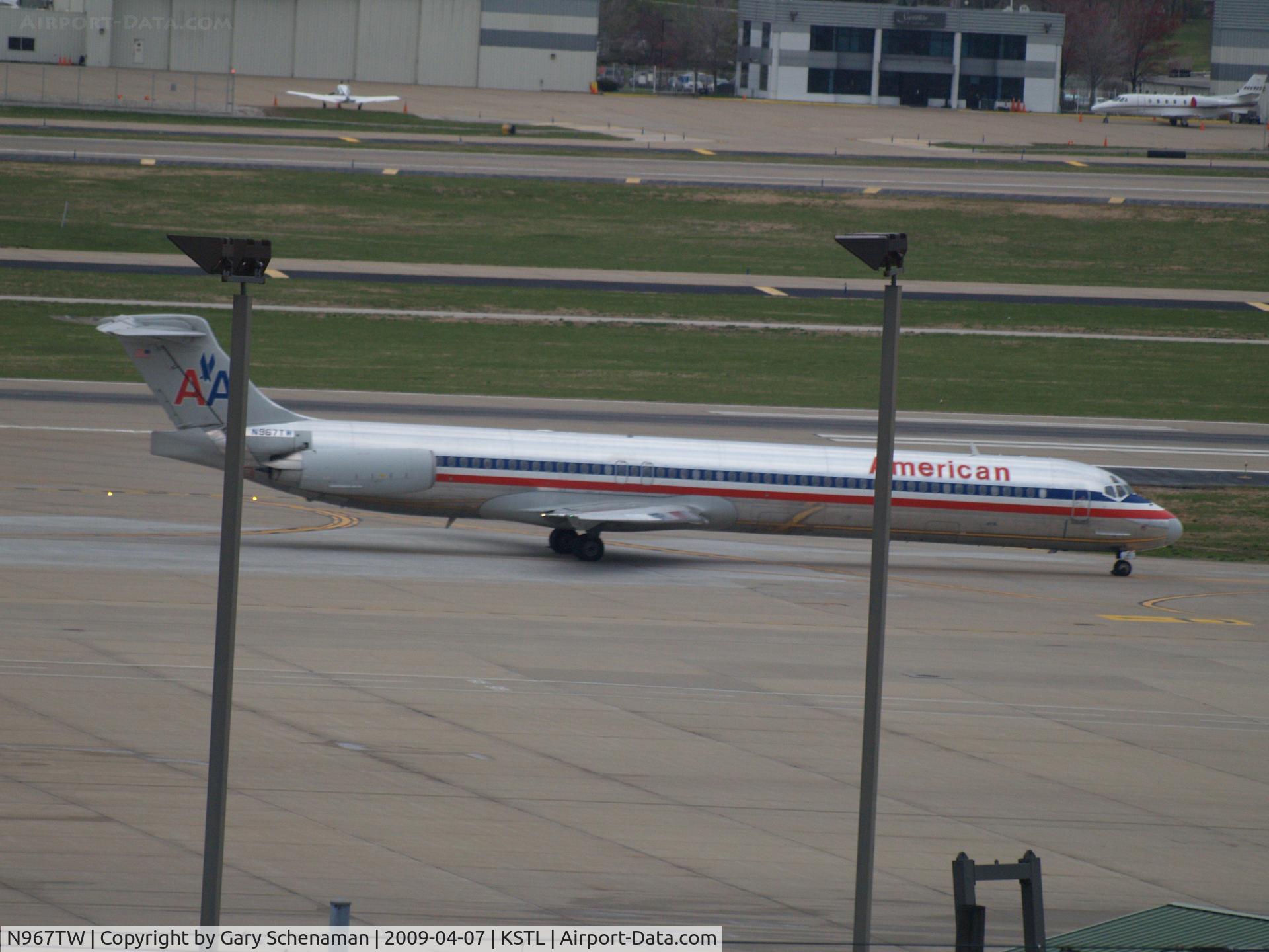 N967TW, 1999 McDonnell Douglas MD-83 (DC-9-83) C/N 53617, HEADING TO RUNWAY