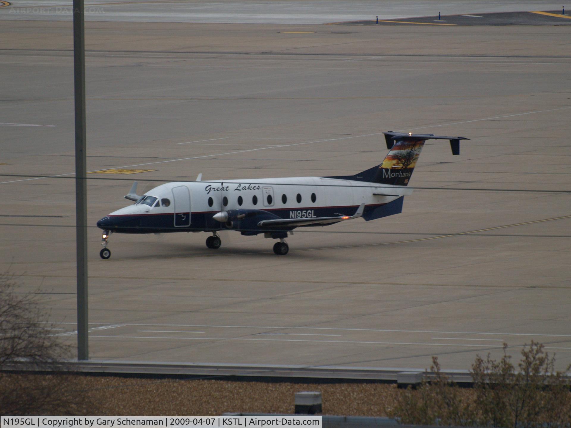 N195GL, 1996 Beech 1900D C/N UE-195, JUST LANDED AT ST. lOUIS